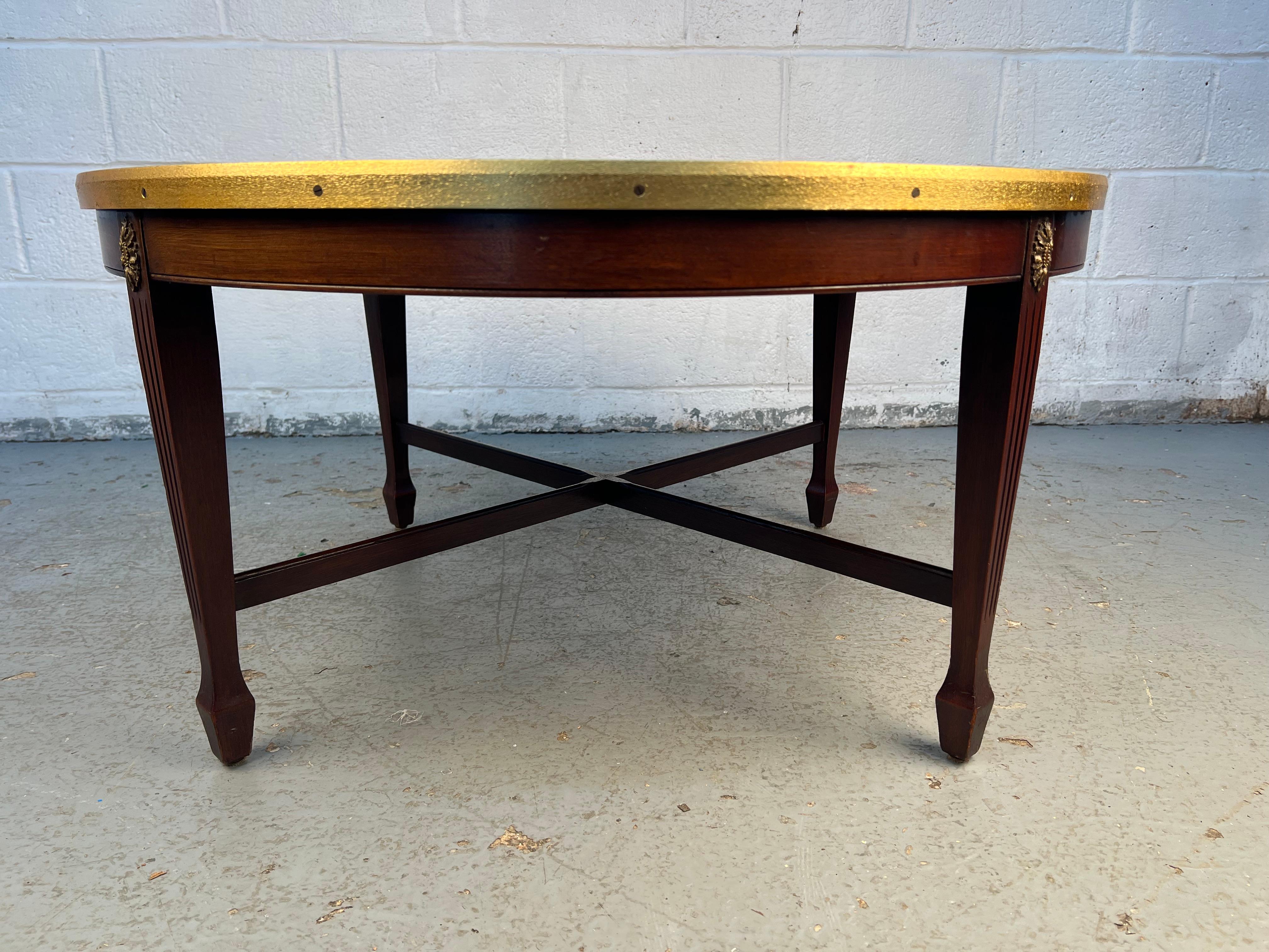 20ième siècle Table basse ancienne en acajou peinte à la main avec des motifs floraux en vente