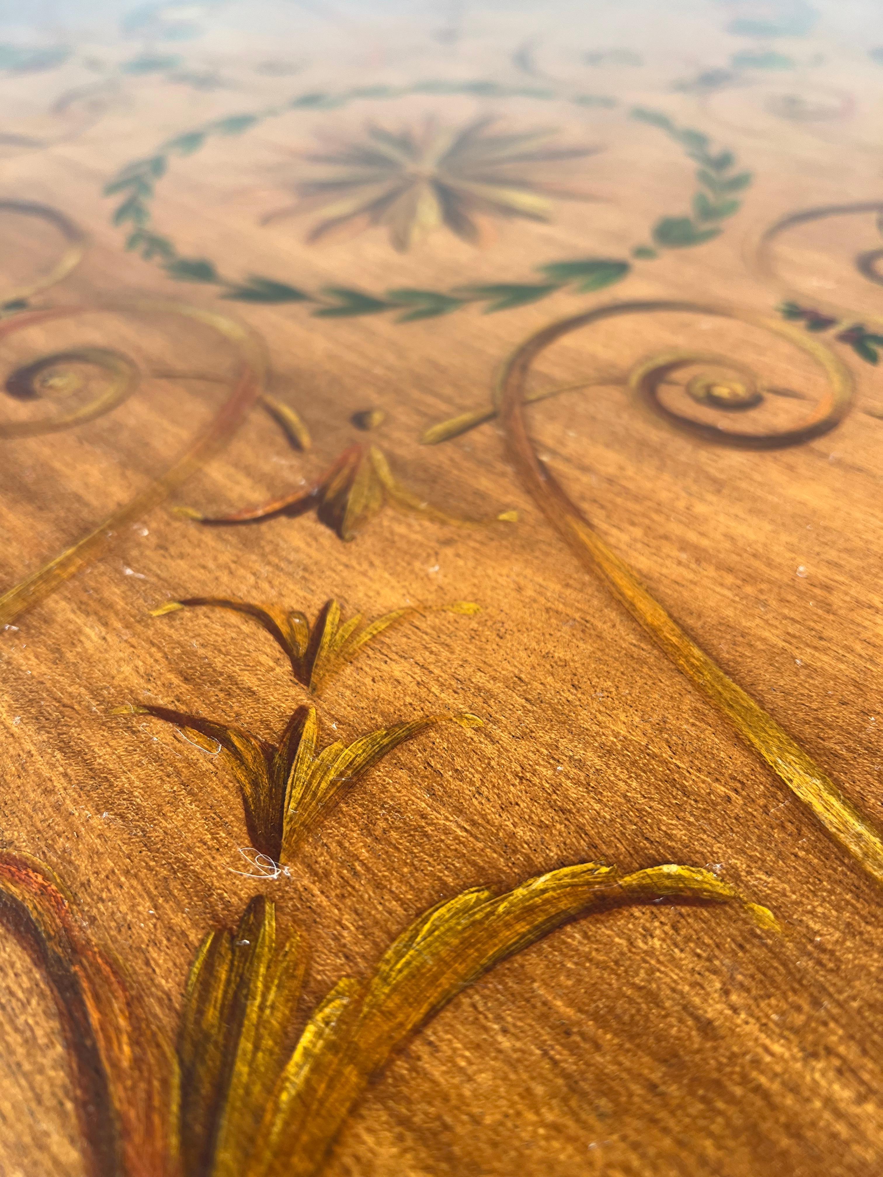 Acajou Table basse ancienne en acajou peinte à la main avec des motifs floraux en vente