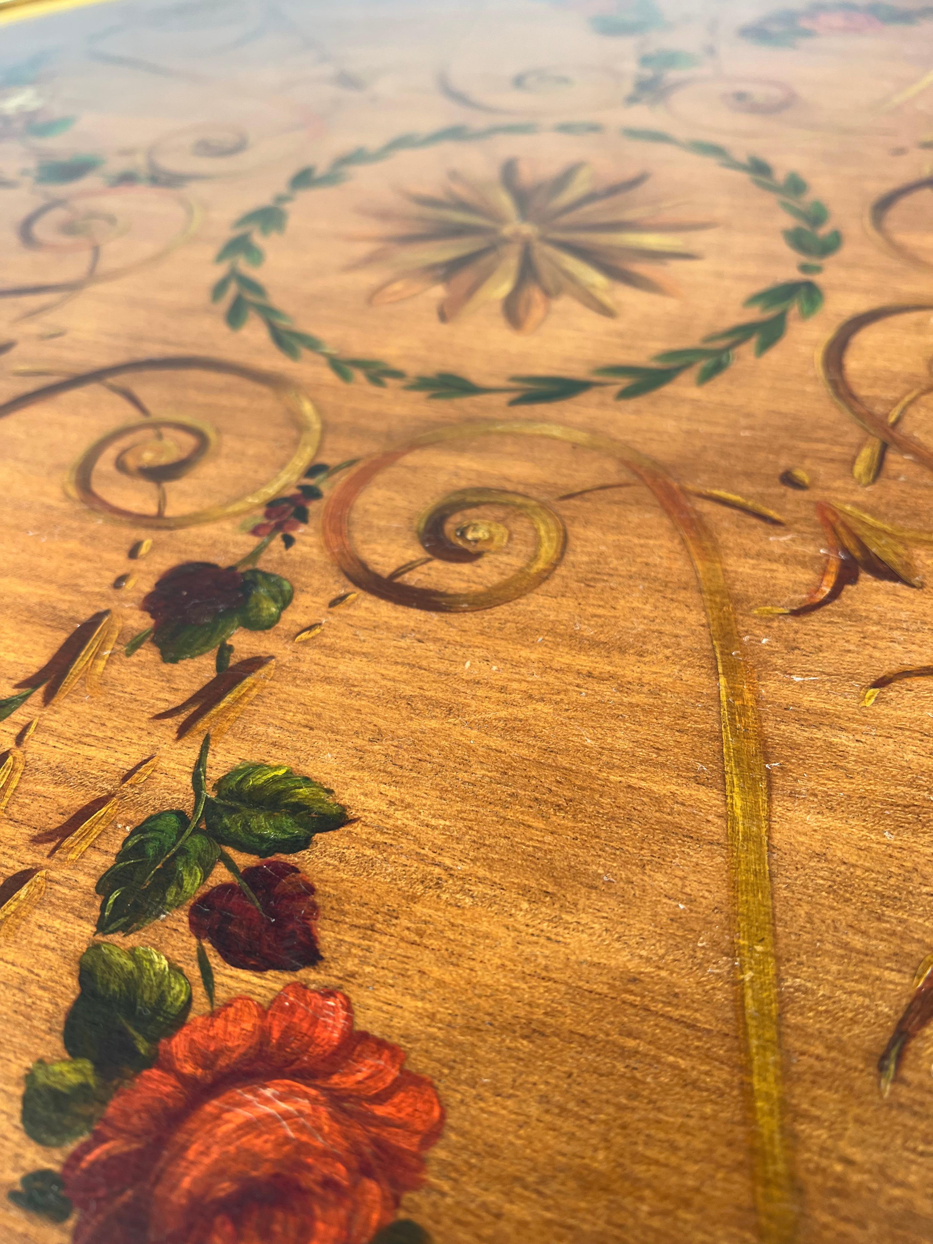 Table basse ancienne en acajou peinte à la main avec des motifs floraux en vente 1