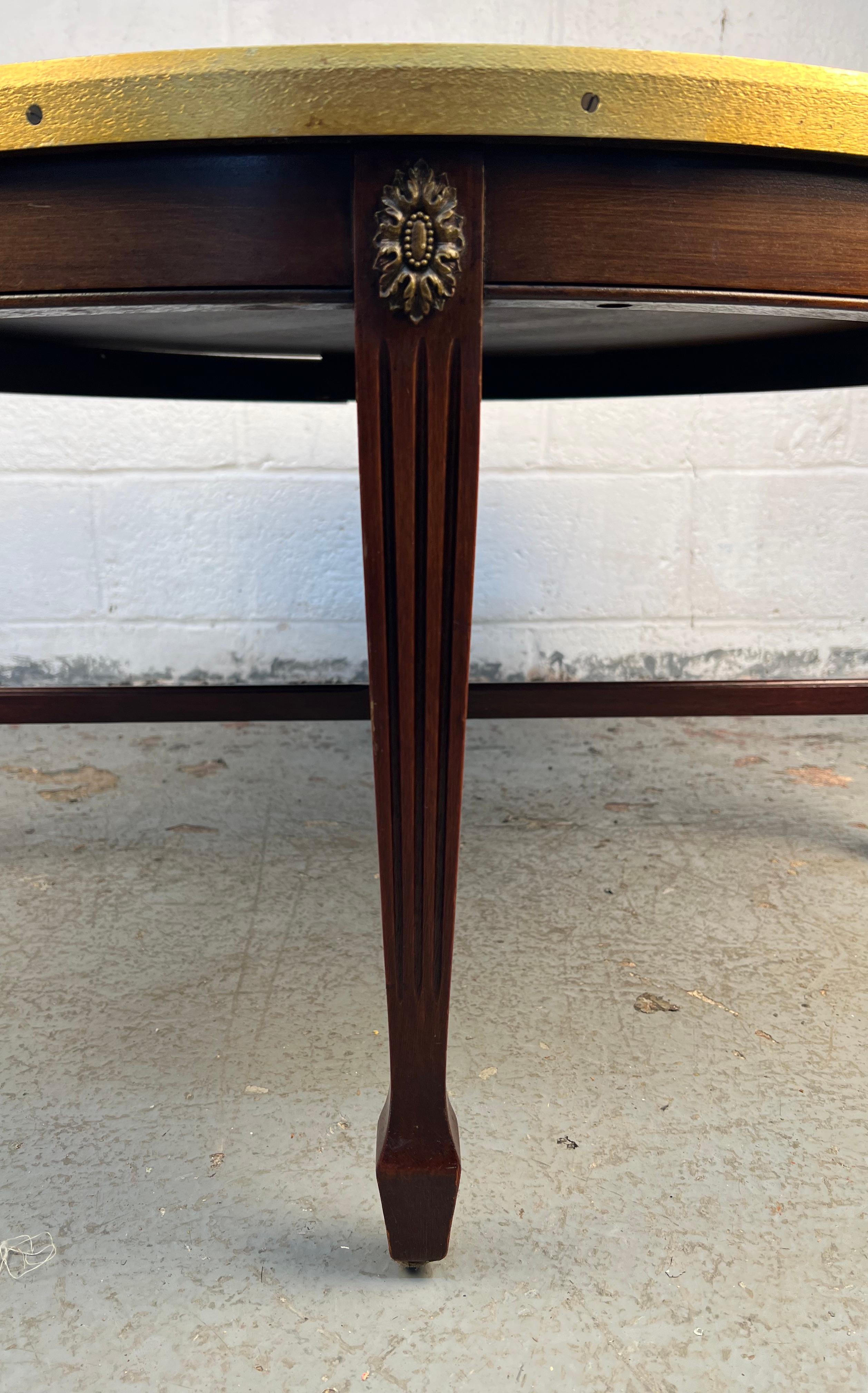 Table basse ancienne en acajou peinte à la main avec des motifs floraux en vente 2