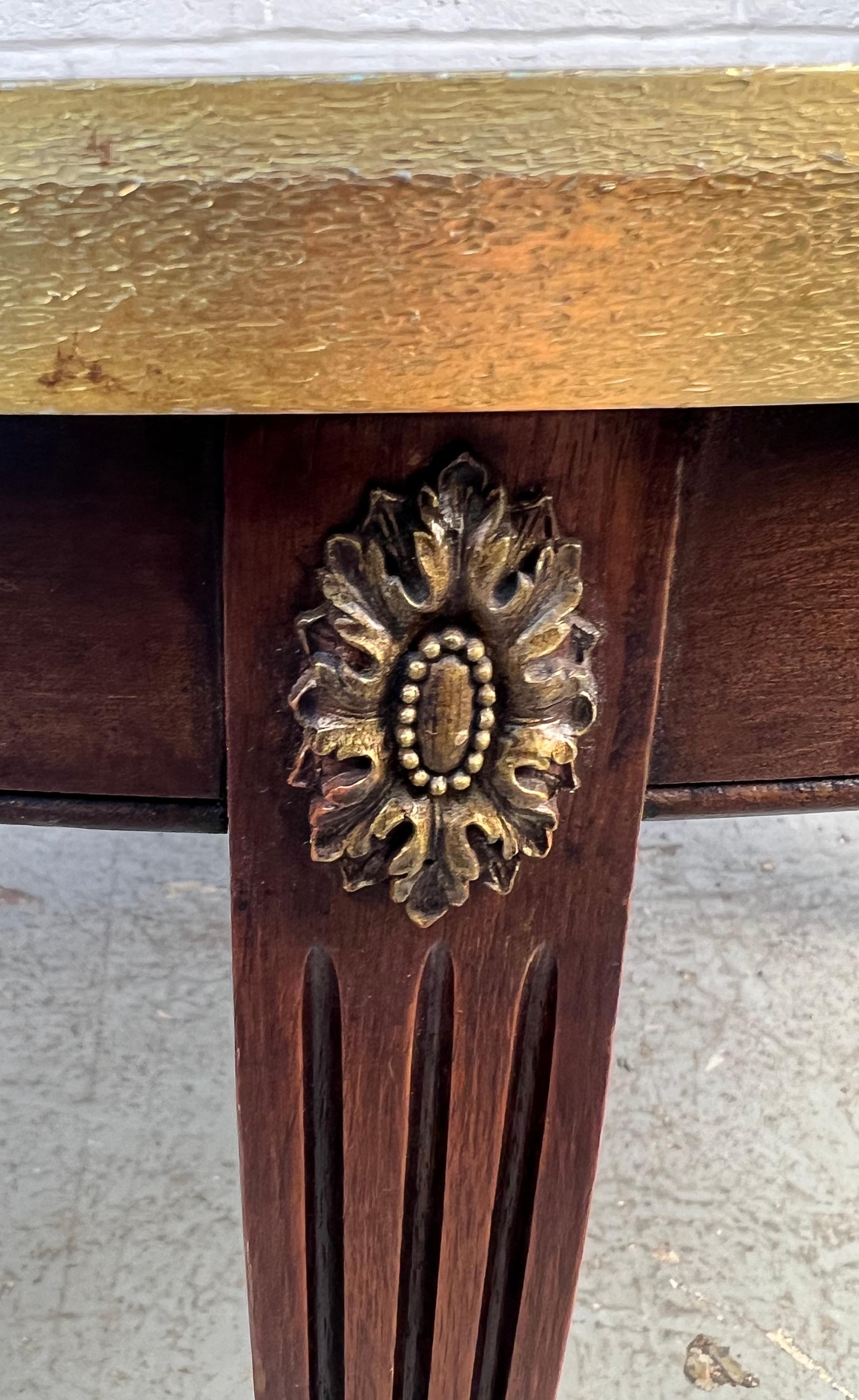 Table basse ancienne en acajou peinte à la main avec des motifs floraux en vente 3