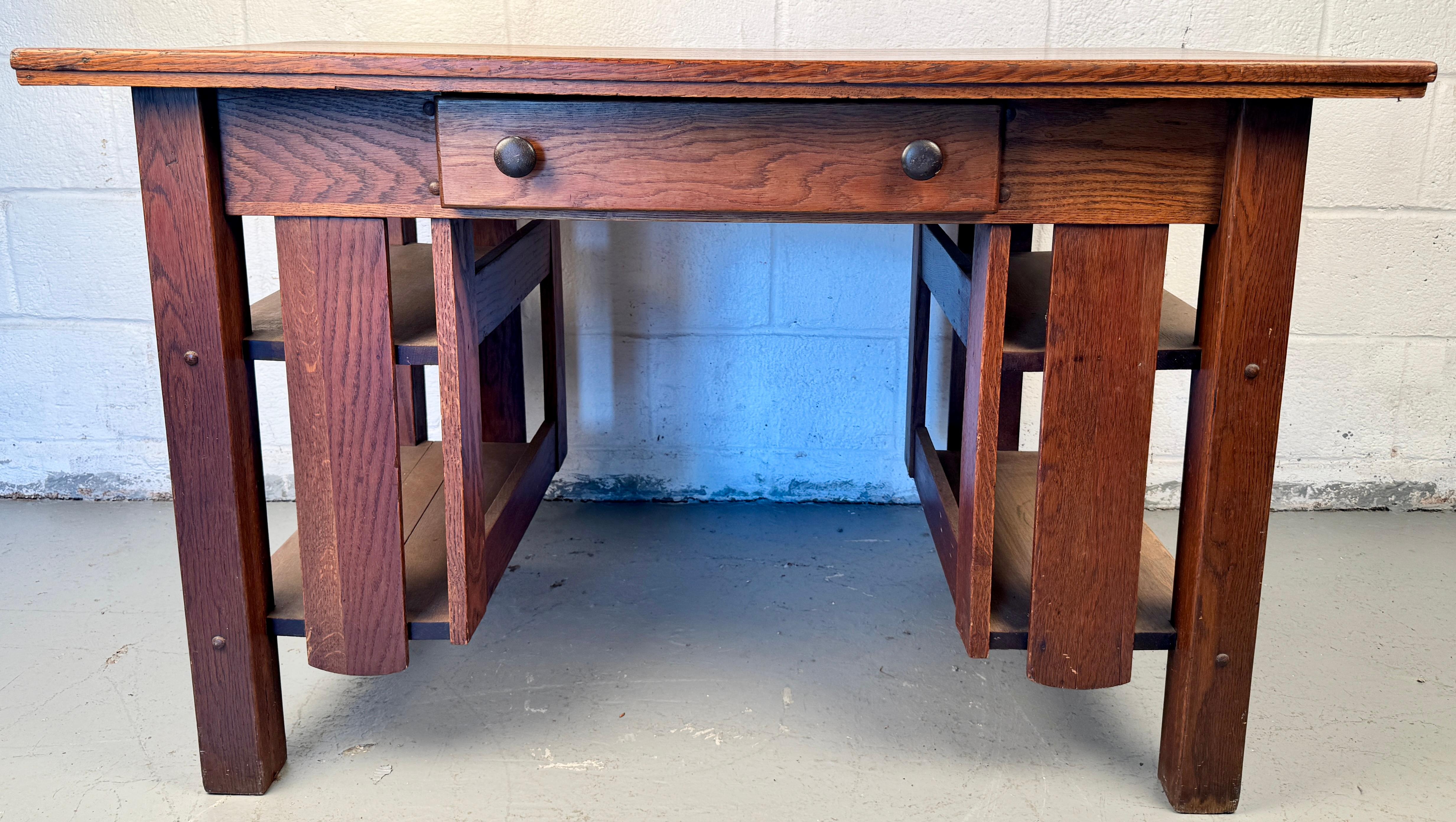 Celebra la bellezza di un artigianato onesto e di un design pulito con questa scrivania antica in rovere in stile Mission, un esempio straordinario di arredamento Arts & Crafts dell'inizio del XX secolo. Costruita con uno scopo e un'integrità,
