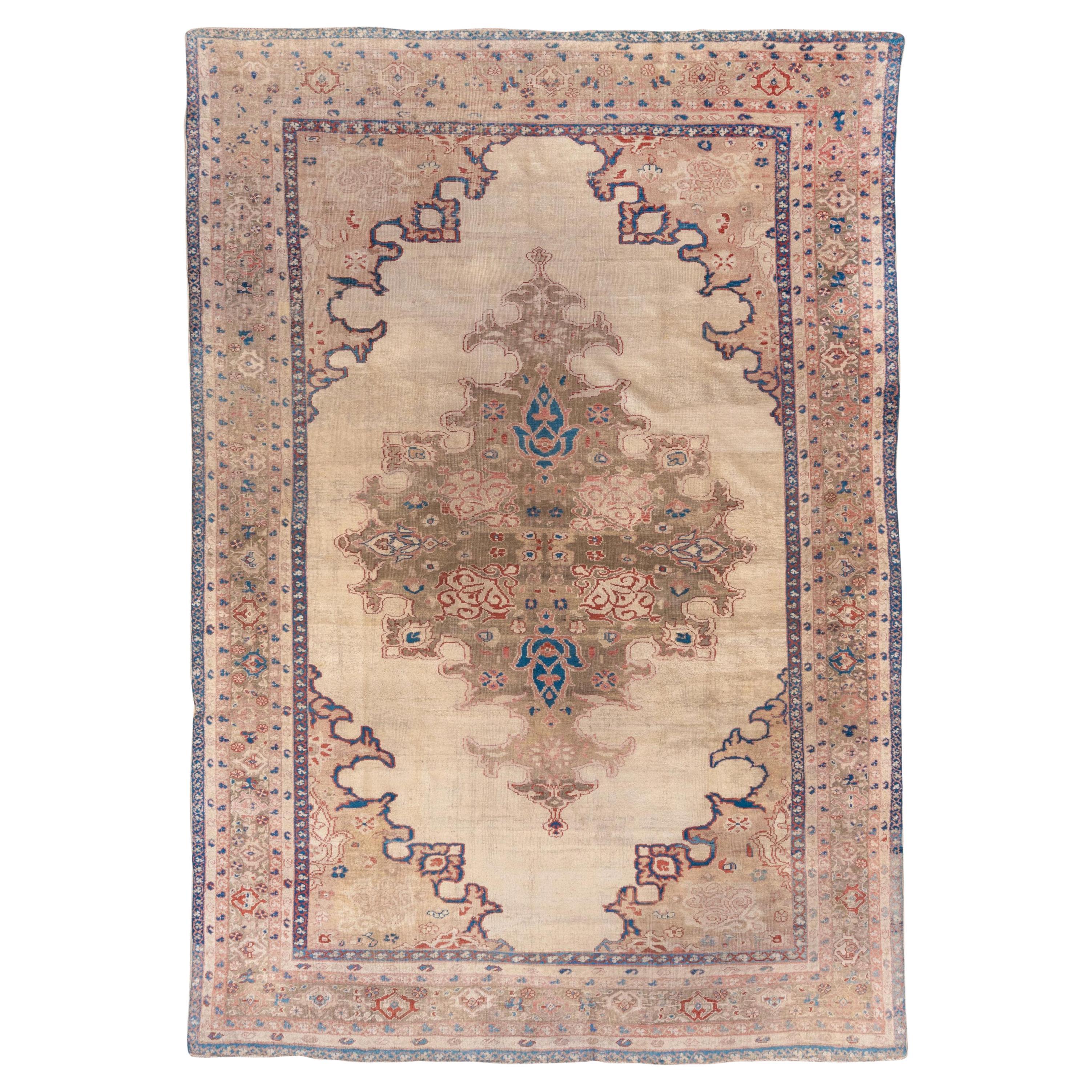 Magnifique tapis persan ancien de Sultanabad, champ extérieur ivoire aux accents bleus