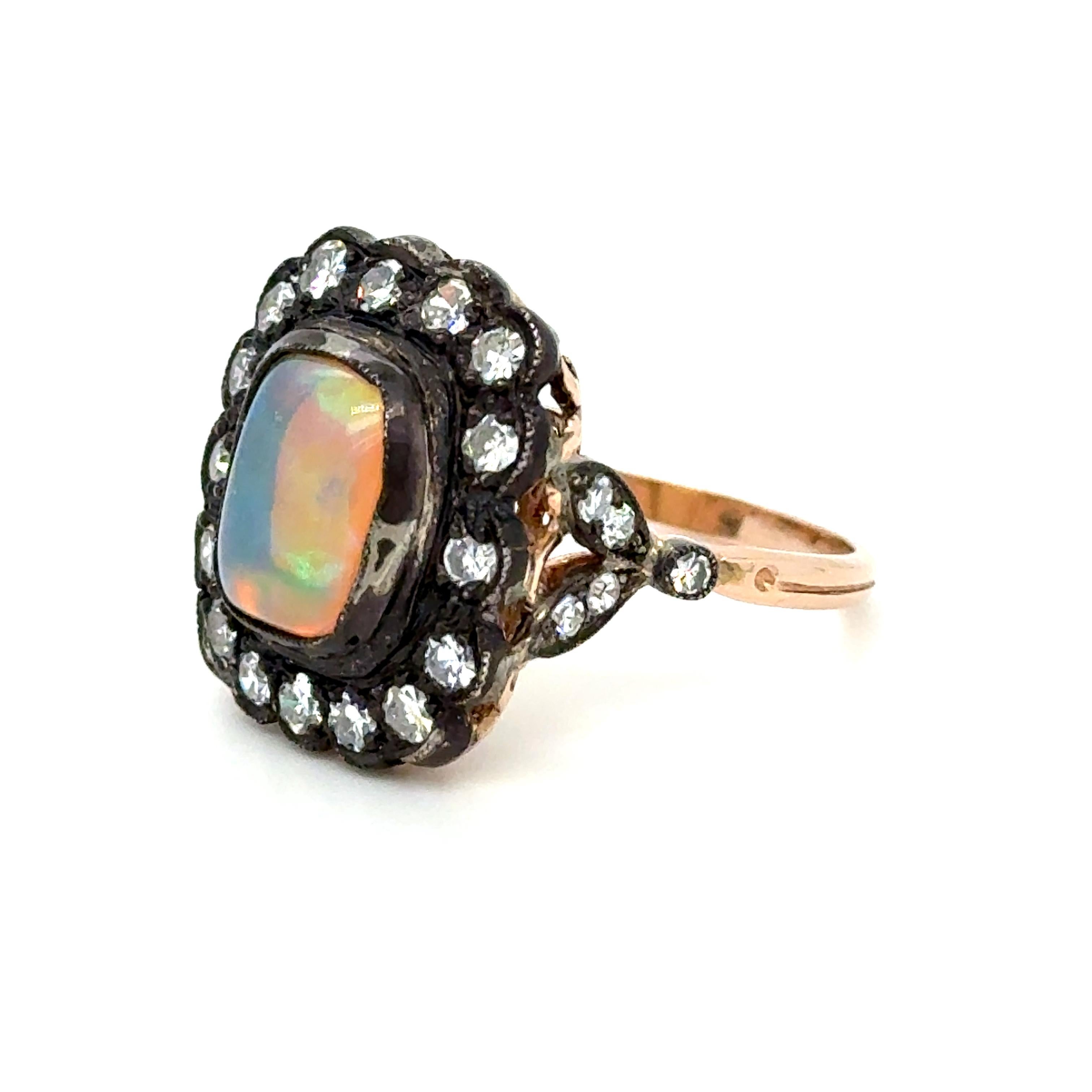 Victorien Magnifique bague victorienne ancienne en or rose/argent avec halo d'opales et de diamants. en vente