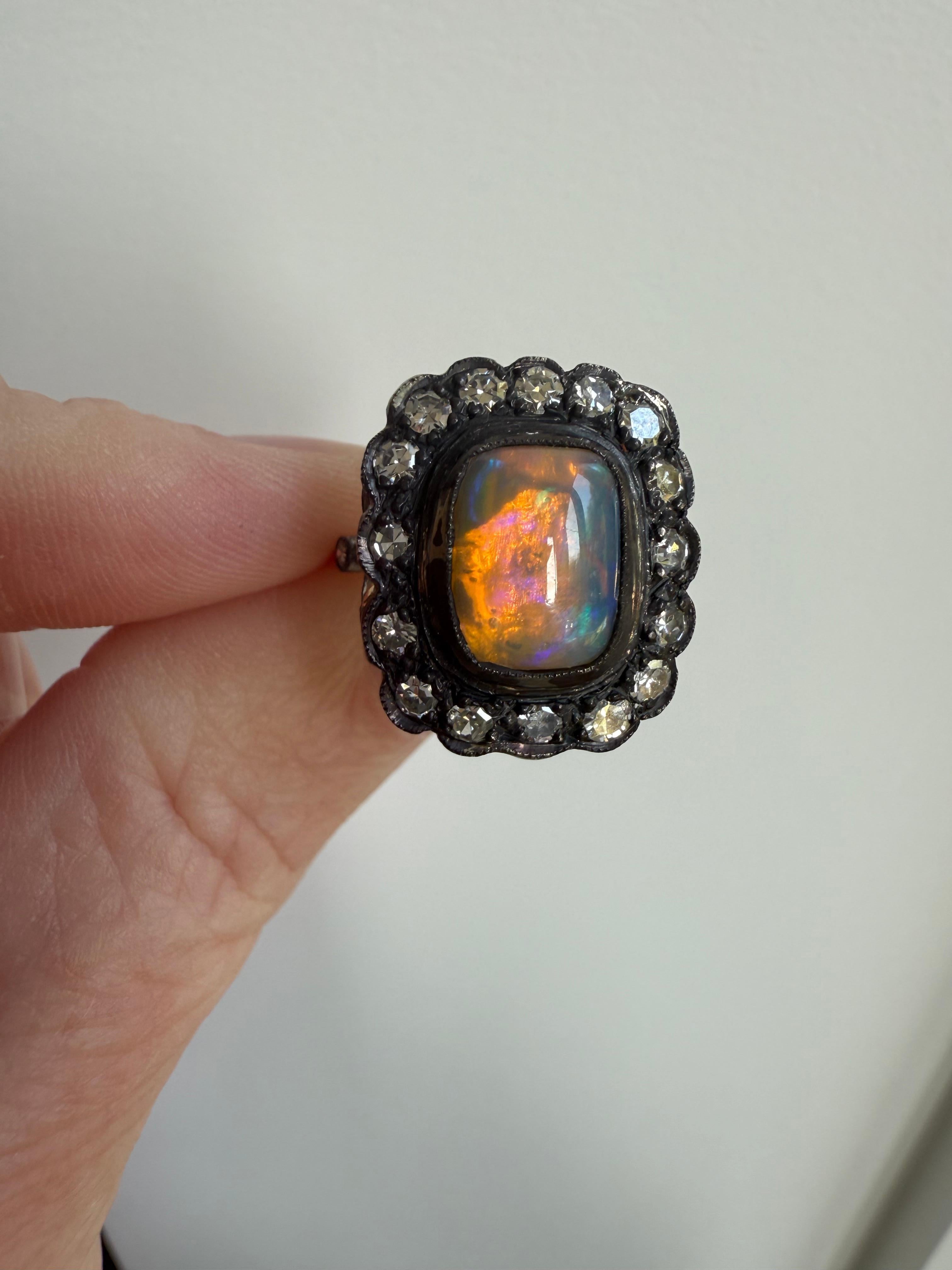 Taille simple Magnifique bague victorienne ancienne en or rose/argent avec halo d'opales et de diamants. en vente