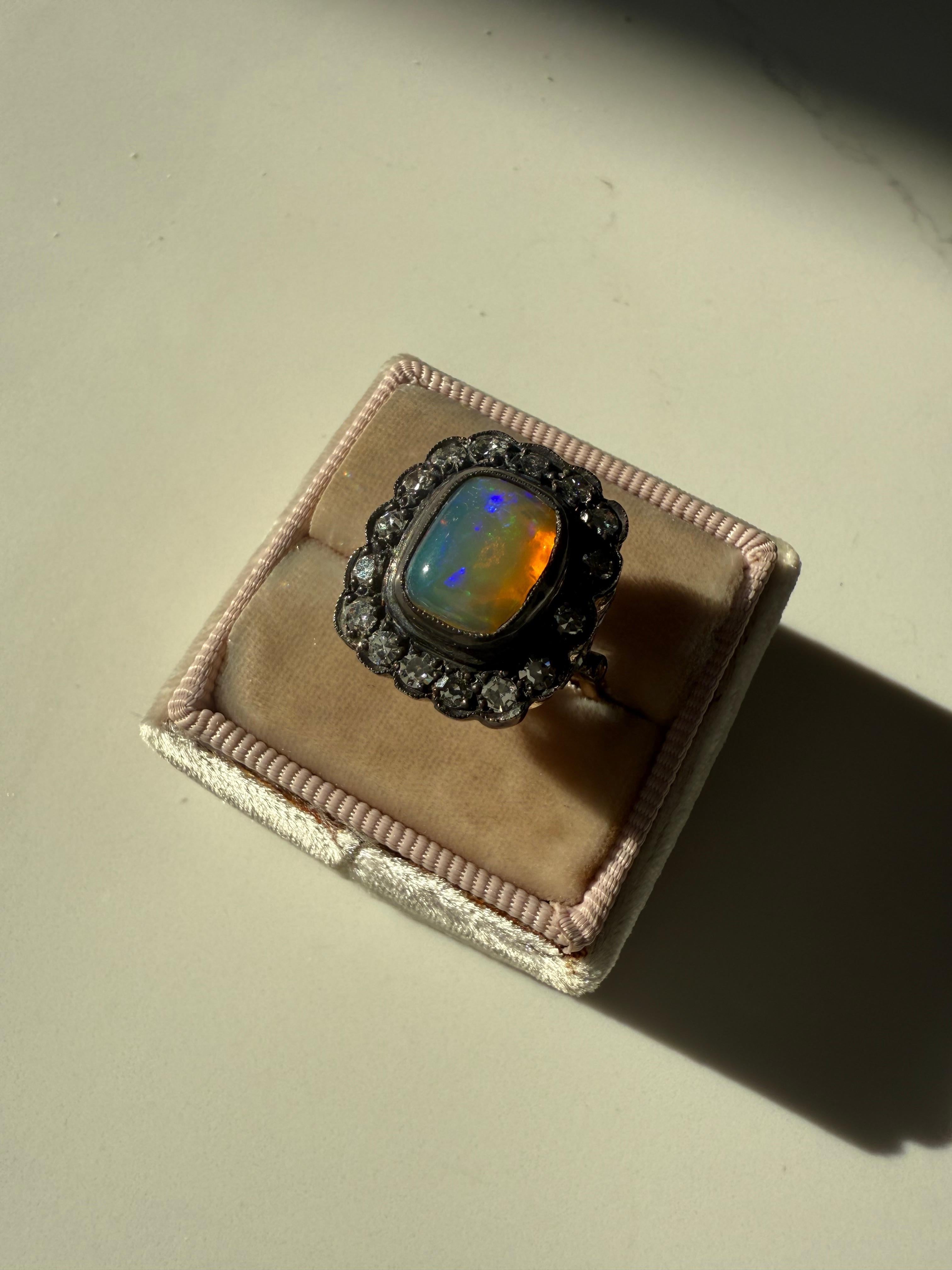 Magnifique bague victorienne ancienne en or rose/argent avec halo d'opales et de diamants. Bon état - En vente à San Francisco, CA