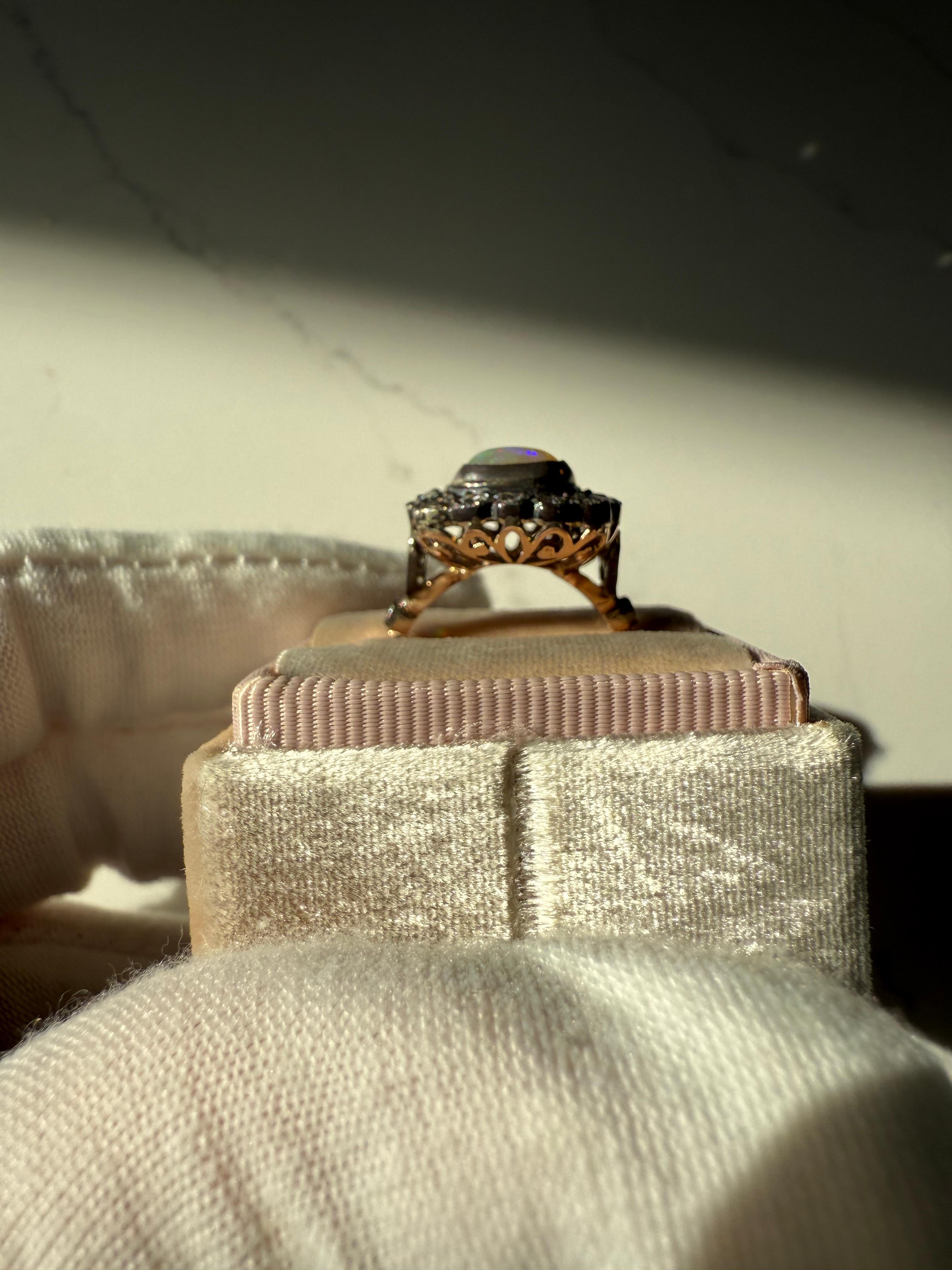 Magnifique bague victorienne ancienne en or rose/argent avec halo d'opales et de diamants. Unisexe en vente