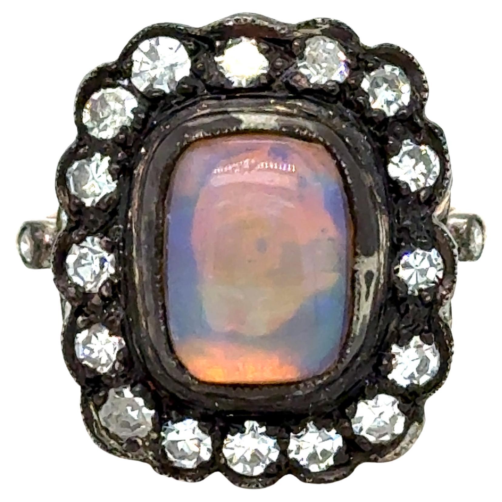 Magnifique bague victorienne ancienne en or rose/argent avec halo d'opales et de diamants. en vente