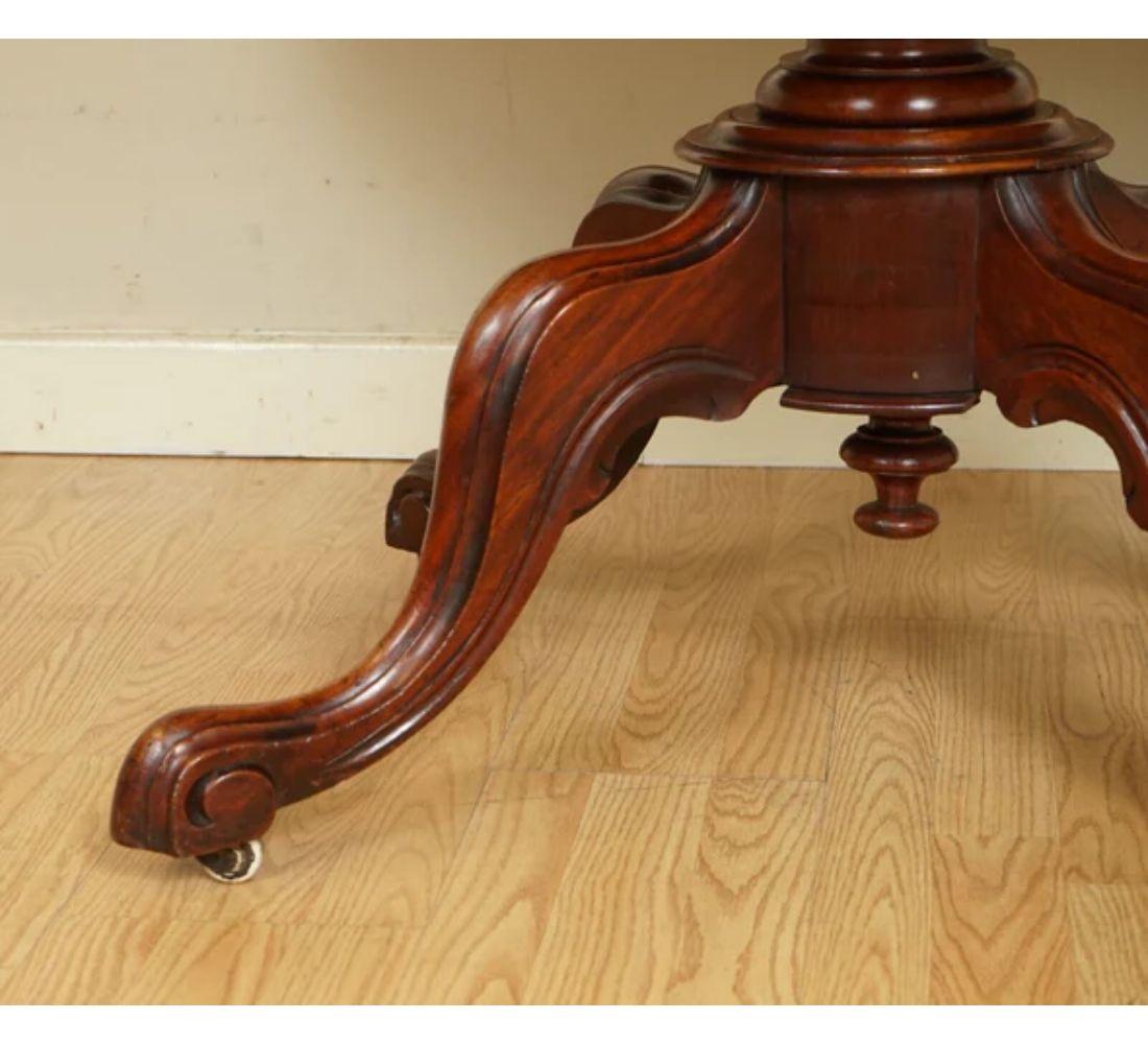 Gorgeous Antique Victorian Walnut Oval Carved Legs Circa 1840's 5