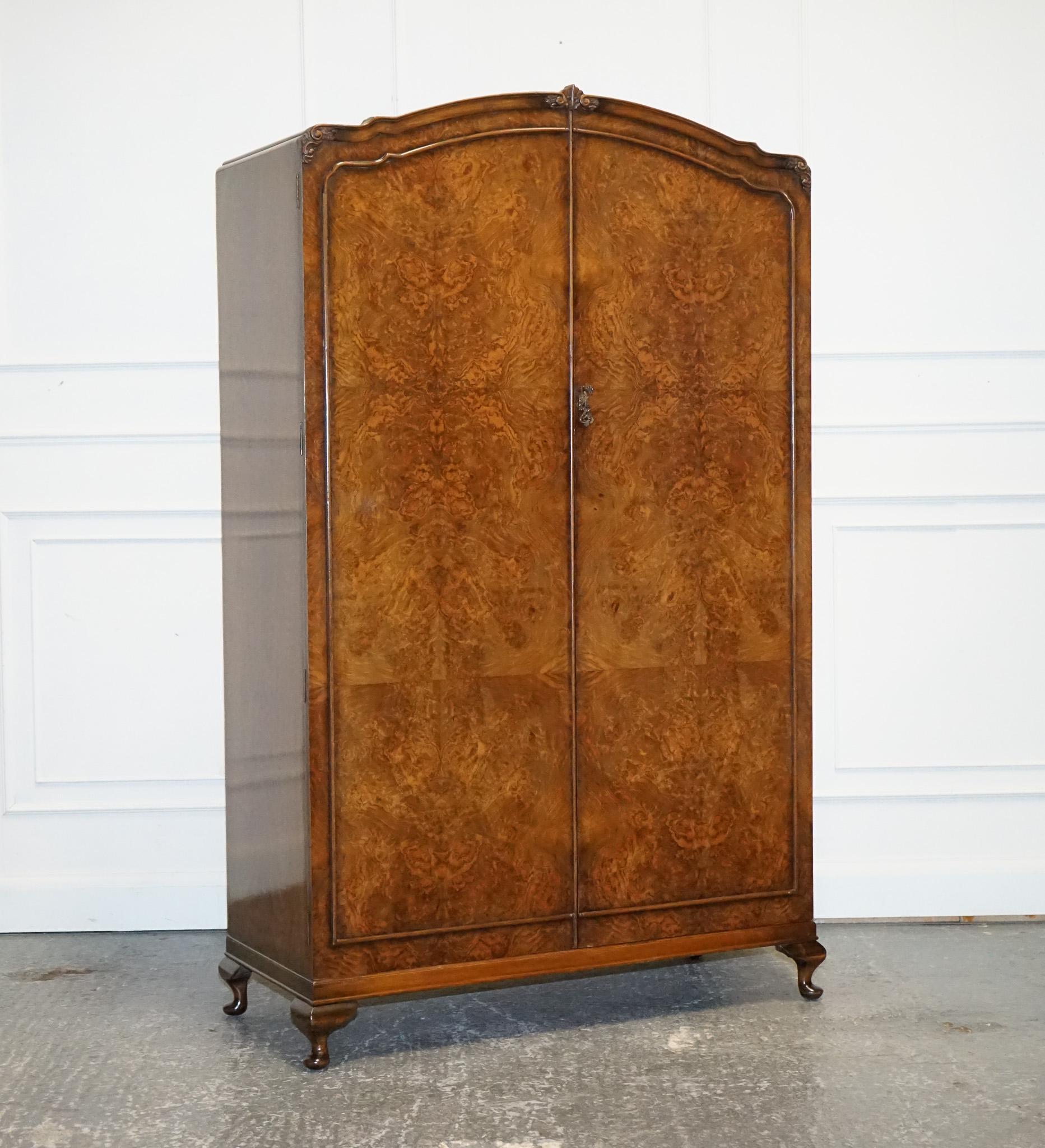 
Nous sommes ravis d'offrir à la vente cette magnifique armoire double en ronce de noyer.

Une armoire solide et très bien faite, avec une légère usure cosmétique comme on peut s'y attendre avec n'importe quelle pièce vintage ou antique. 

Veuillez