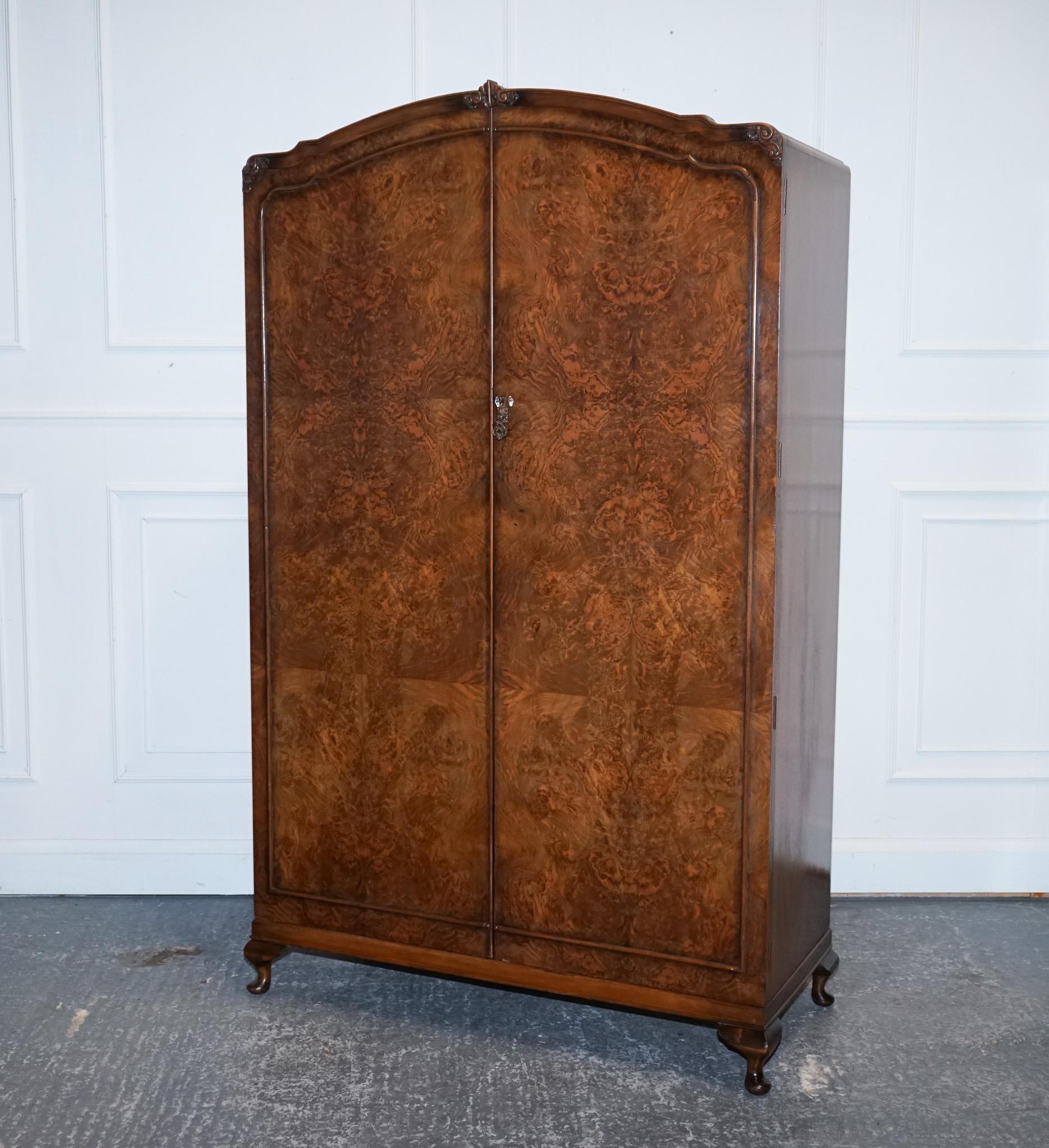 Britannique Magnifique armoire double art déco en loupe de ronce avec moulure en vente