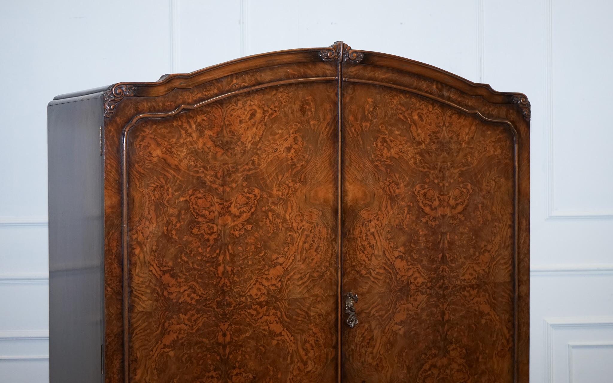 Magnifique armoire double art déco en loupe de ronce avec moulure Bon état - En vente à Pulborough, GB