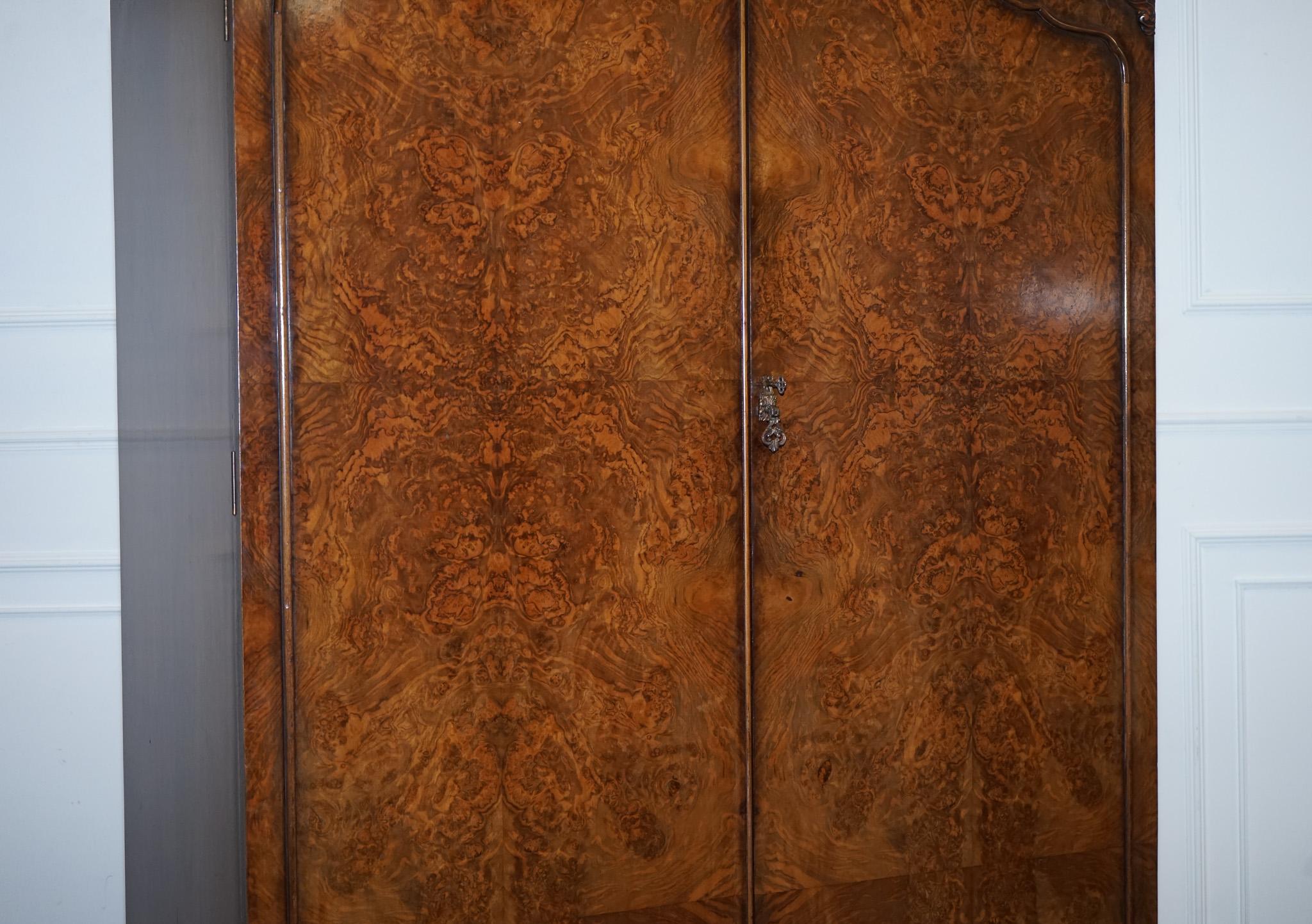 20ième siècle Magnifique armoire double art déco en loupe de ronce avec moulure en vente