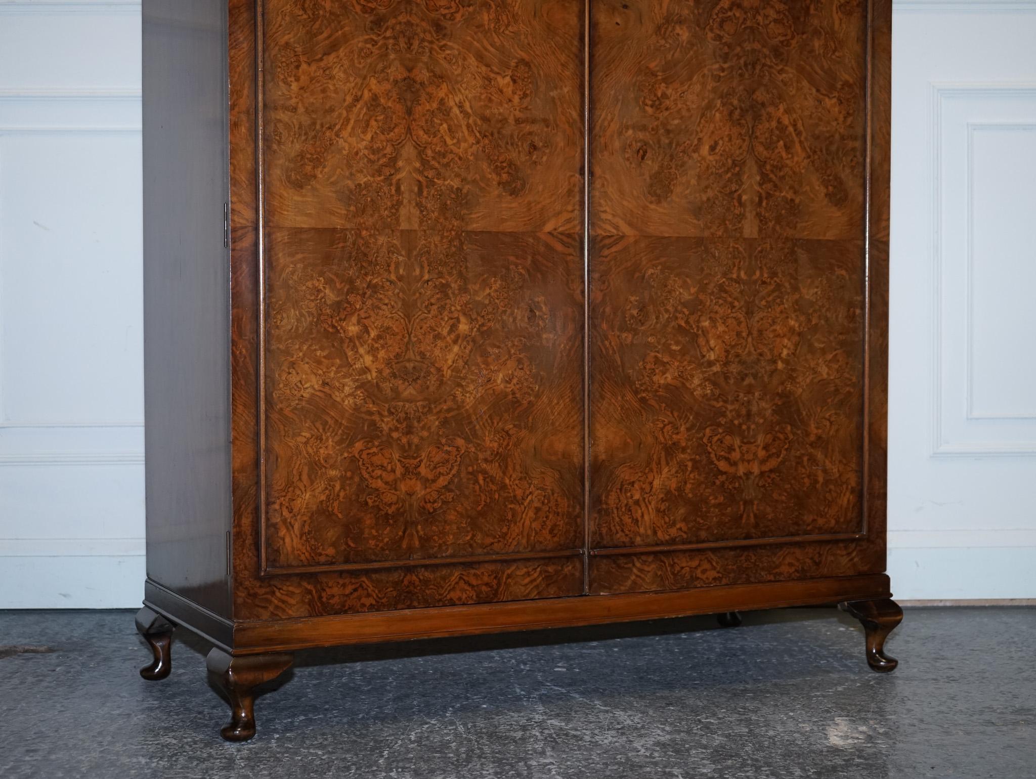 Noyer Magnifique armoire double art déco en loupe de ronce avec moulure en vente