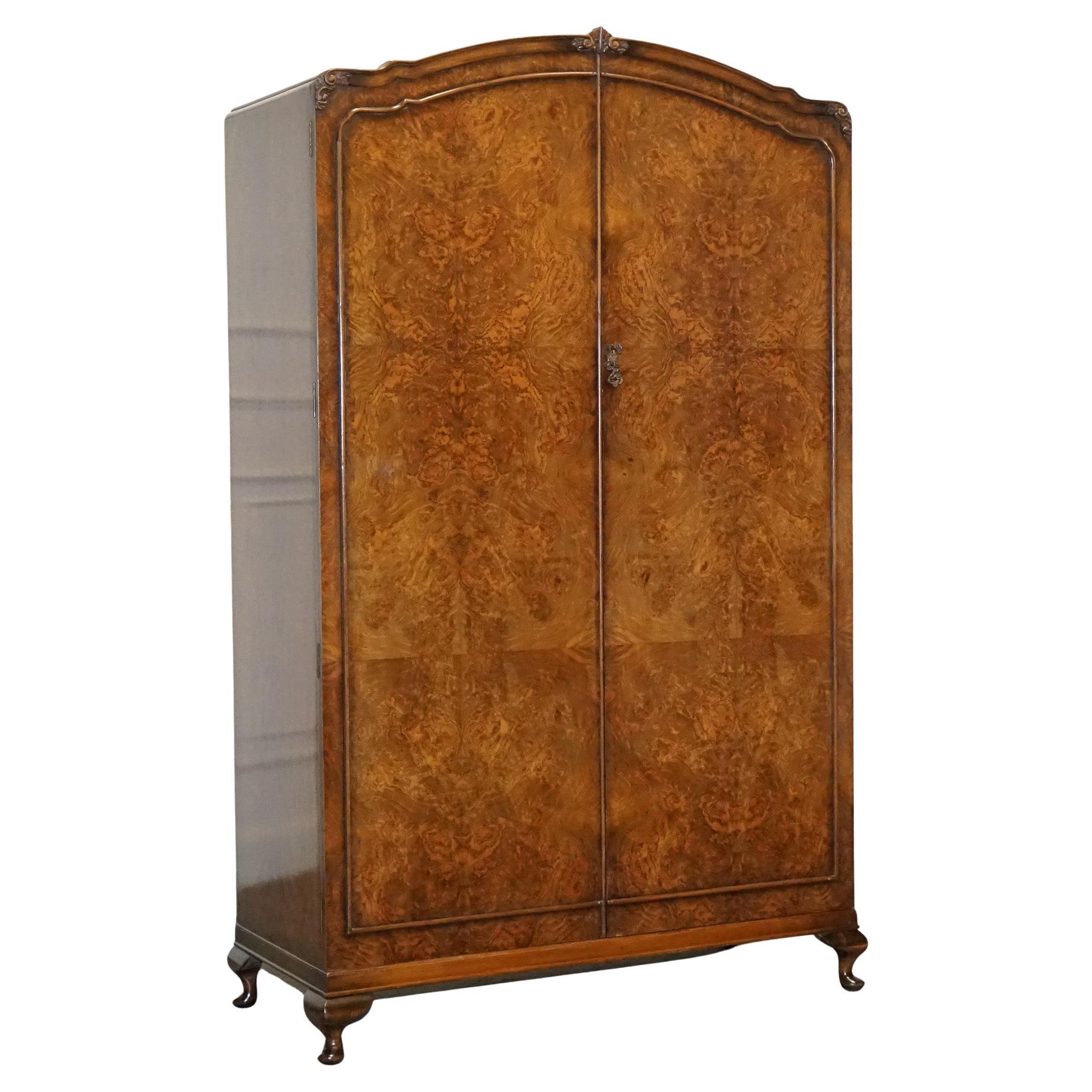 Magnifique armoire double art déco en loupe de ronce avec moulure en vente