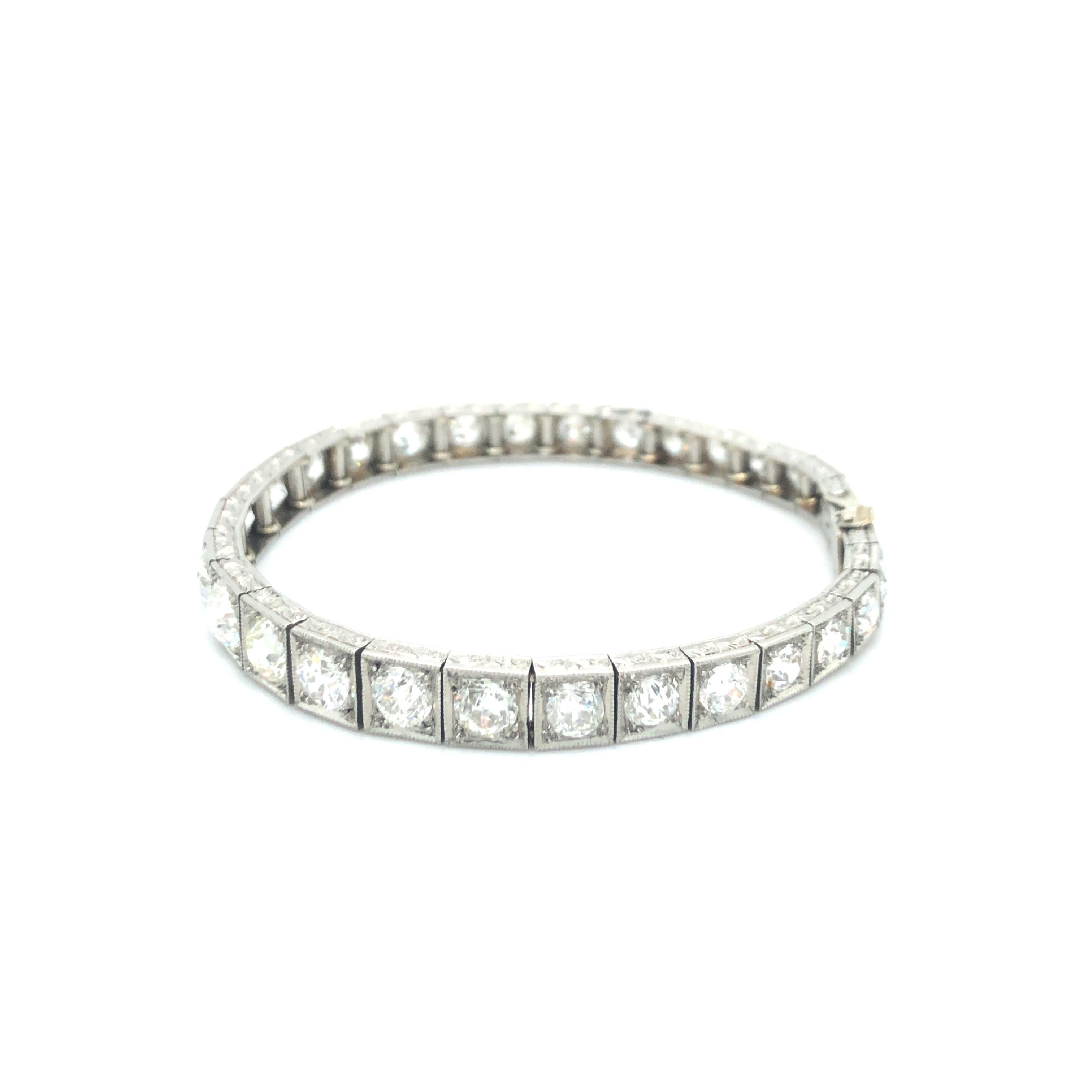 This beautiful Art Deco bracelet is handcrafted in platinum 950 and set with 31 Old European cut diamonds of F/G colour and si clarity, total weight approximately 7.50 carats.
The diamonds are carefully set in square-shaped and delicately engraved