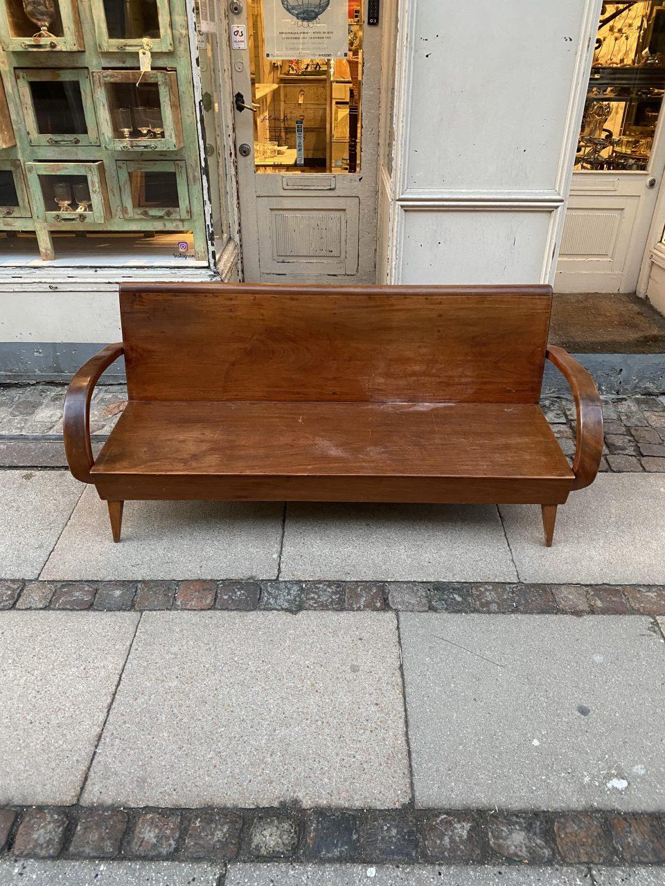 Lovely vintage eye-catching wooden bench / sofa in a fantastic Art Deco design and from circa 1930-1950. Stylewise a likeness to the universe of renowned French designer, Jean Prouvé.

This midcentury French piece is solidly crafted in lacquered