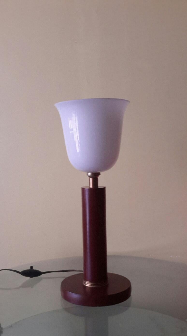 Wunderschöne Art-Déco-Tischlampe aus dunkelrotem Leder, Messing mit einem opalenen Lampenschirm im Stil von Paul Dupré Lafon.
Die Lampe ist in hervorragendem Originalzustand und wurde noch nie benutzt.
Der elektrische Teil funktioniert perfekt und