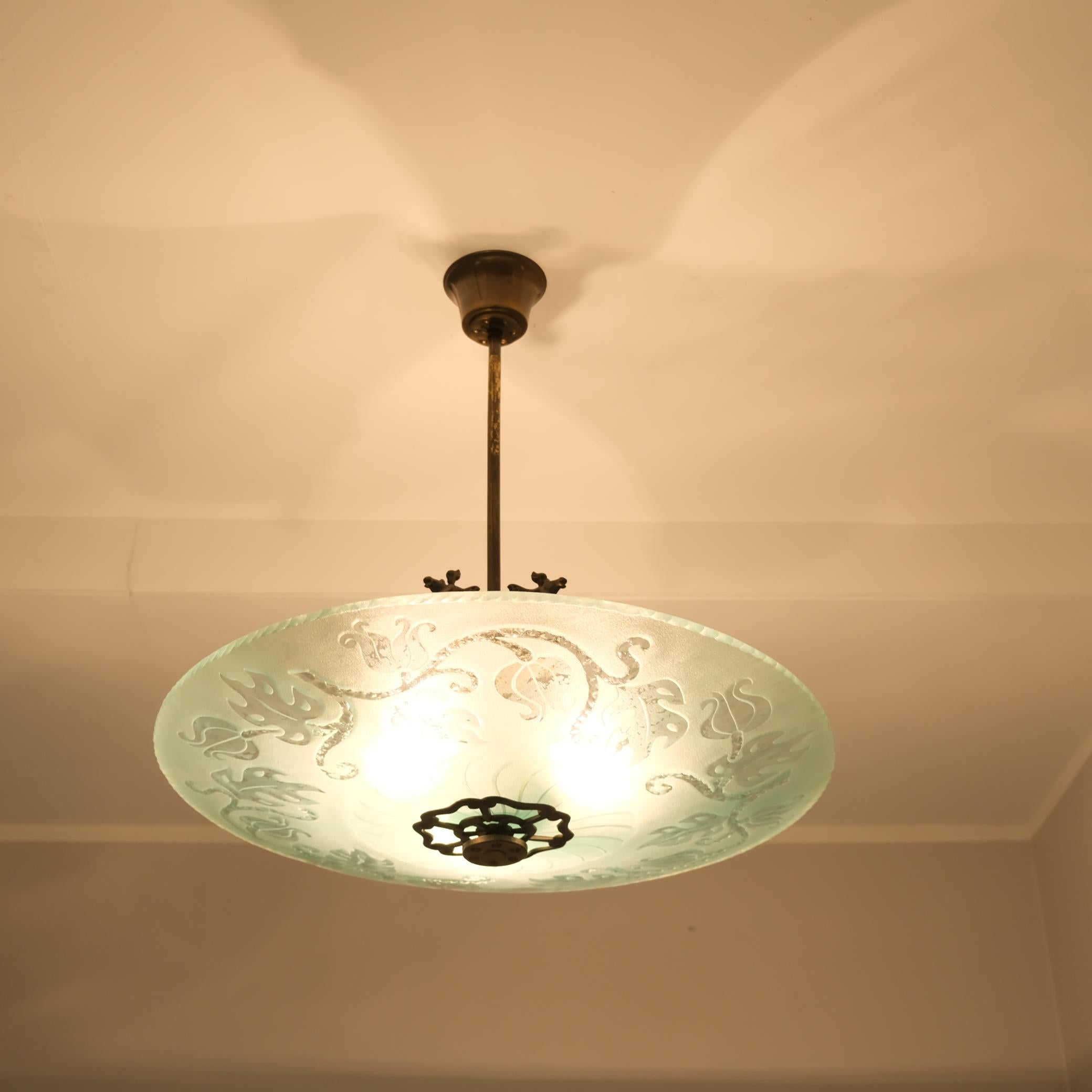 Svedese Splendido ciondolo Art Deco in ottone e vetro smerigliato blu, Swedish Grace anni '30 in vendita