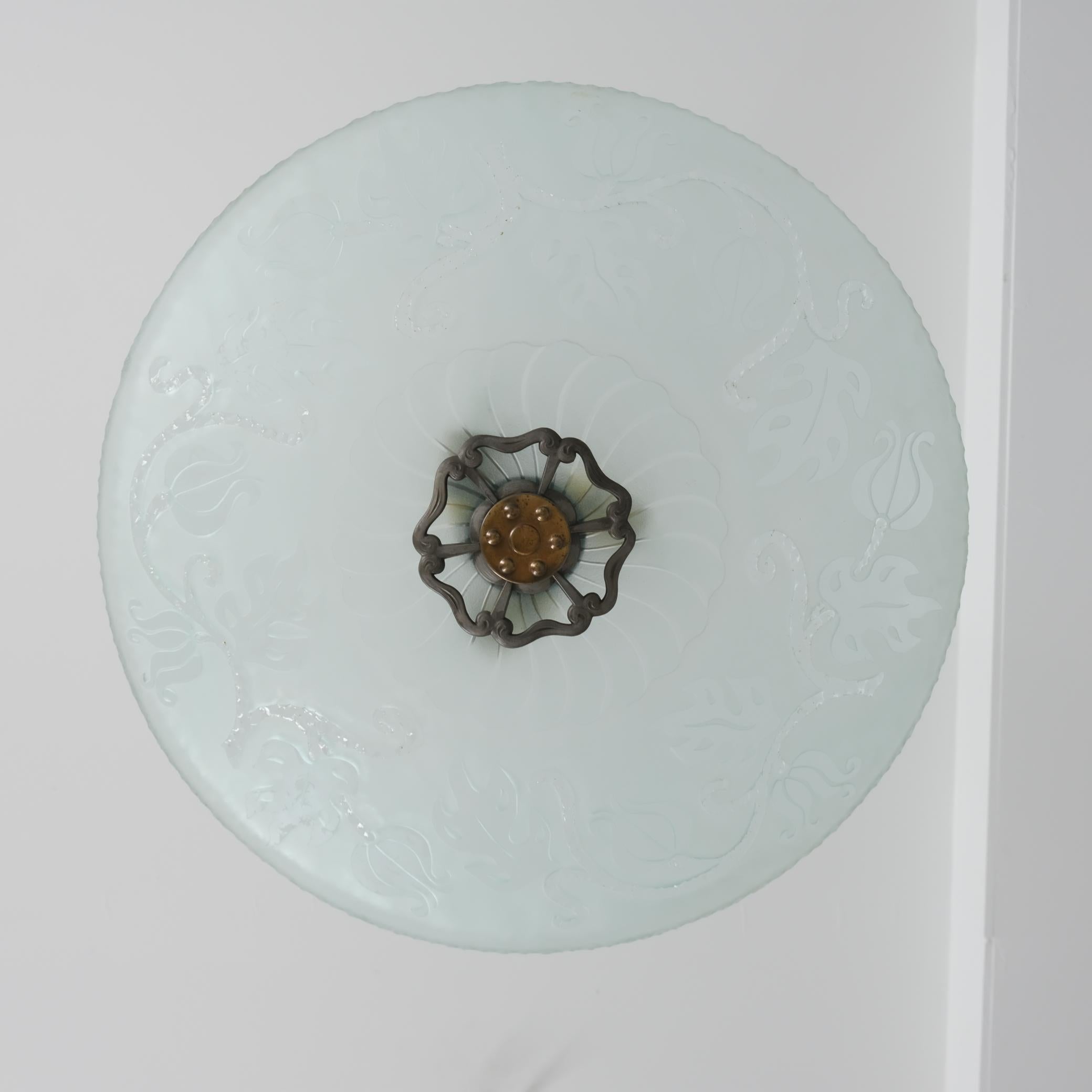 Ottone Splendido ciondolo Art Deco in ottone e vetro smerigliato blu, Swedish Grace anni '30 in vendita