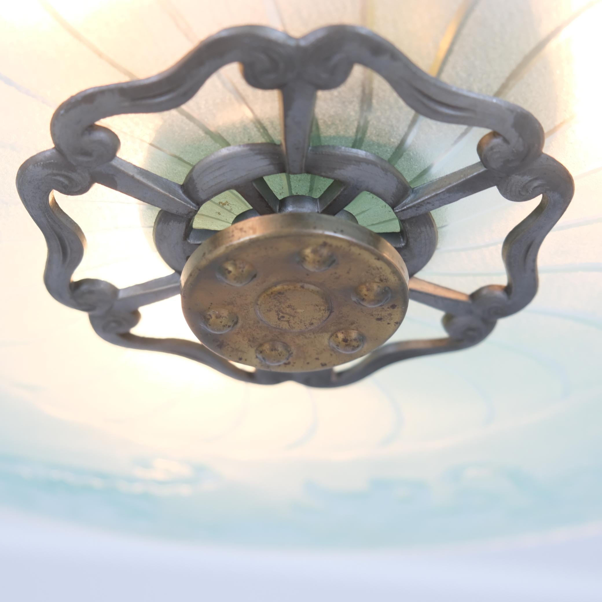 Splendido ciondolo Art Deco in ottone e vetro smerigliato blu, Swedish Grace anni '30 in vendita 1