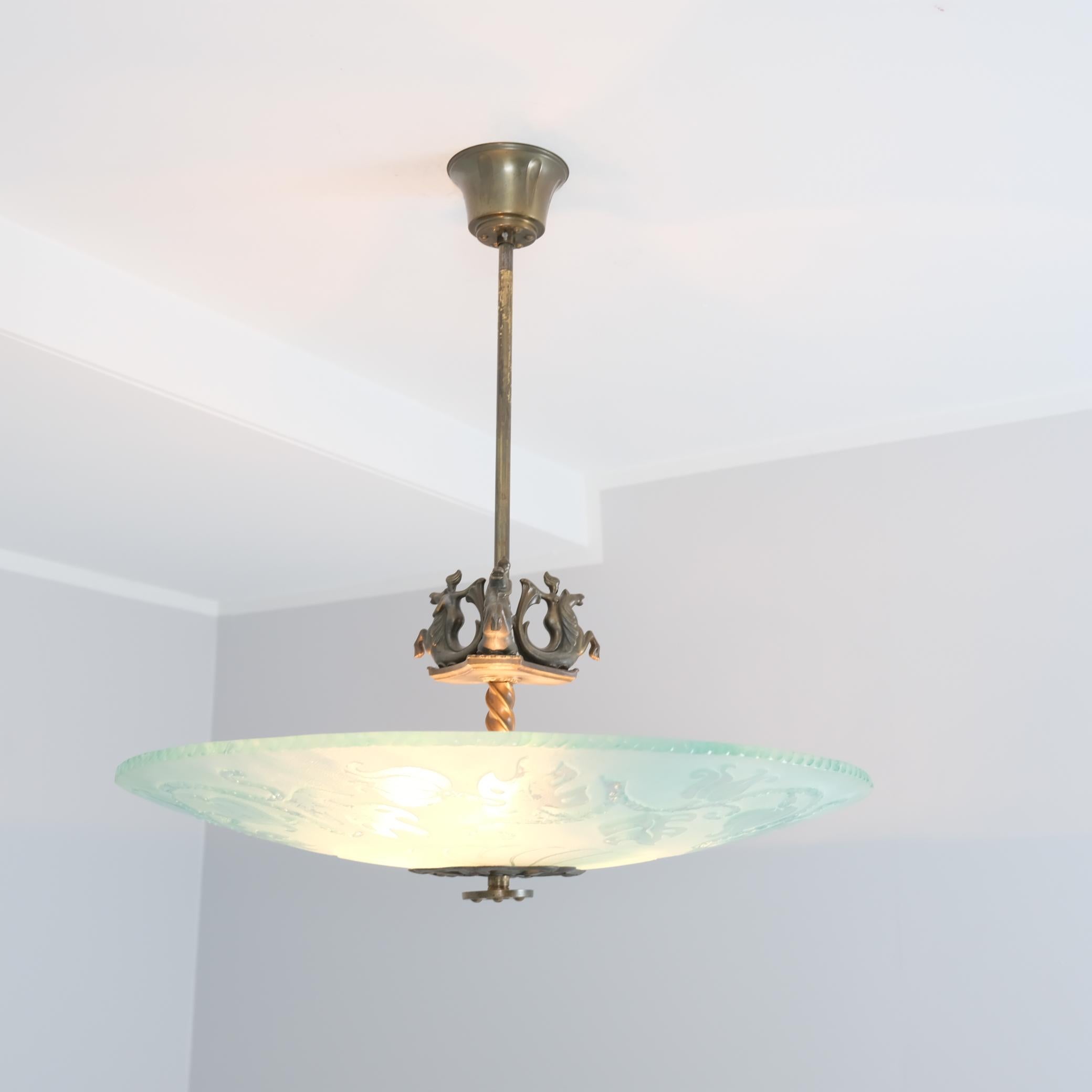 Splendido ciondolo Art Deco in ottone e vetro smerigliato blu, Swedish Grace anni '30 in vendita 2