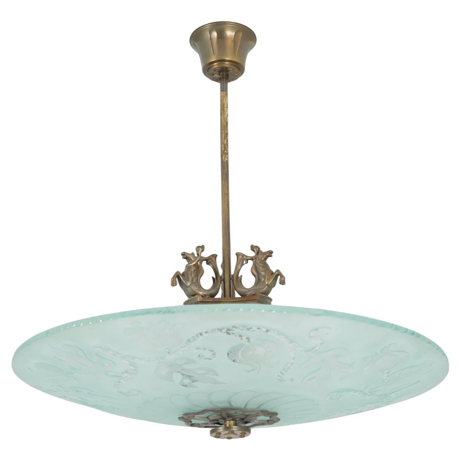Splendido ciondolo Art Deco in ottone e vetro smerigliato blu, Swedish Grace anni '30 in vendita