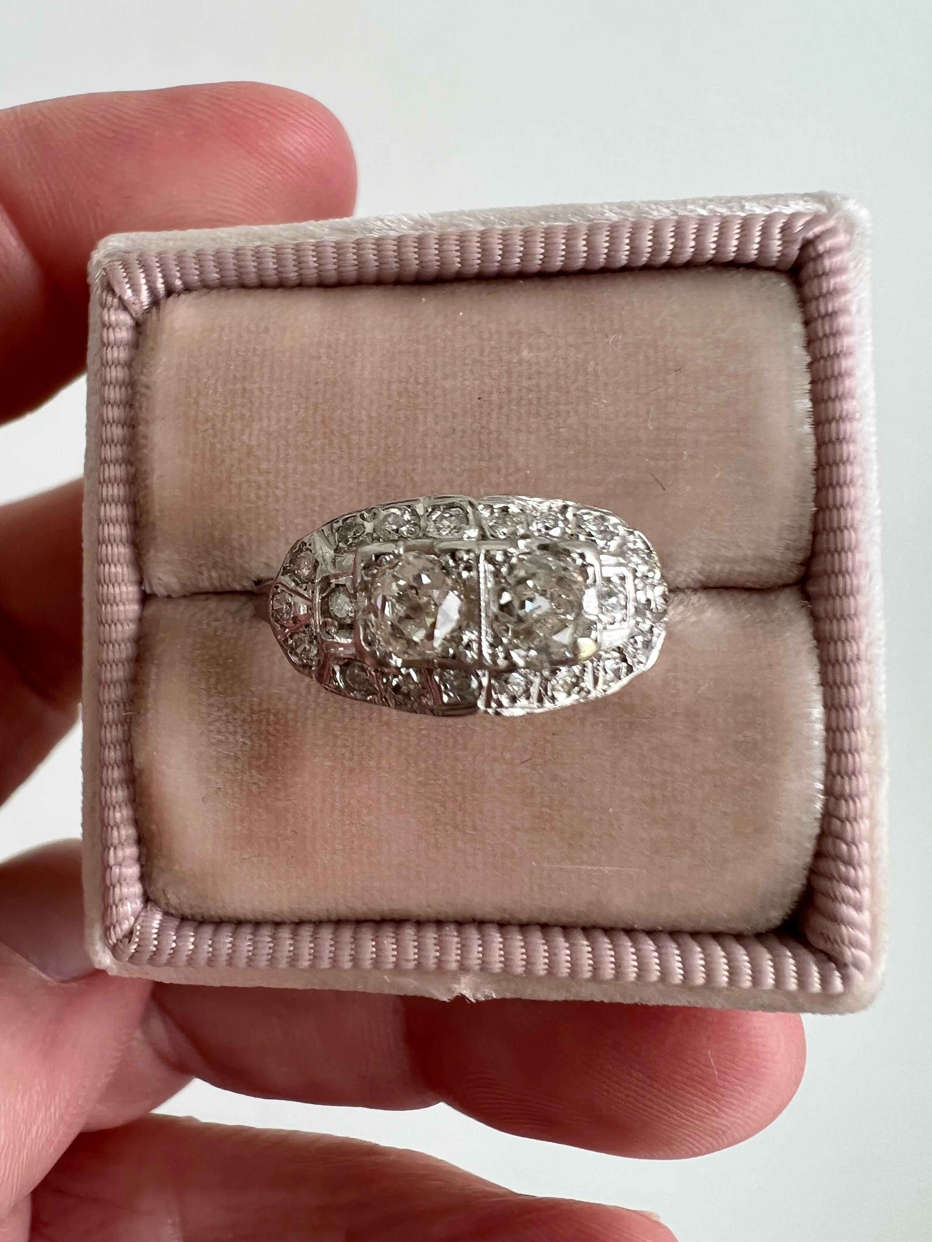 Women's or Men's Gorgeous Art Deco Vintage Platinum Diamond Twin Stone/ Toi et Moi Ring, 0.96ct
