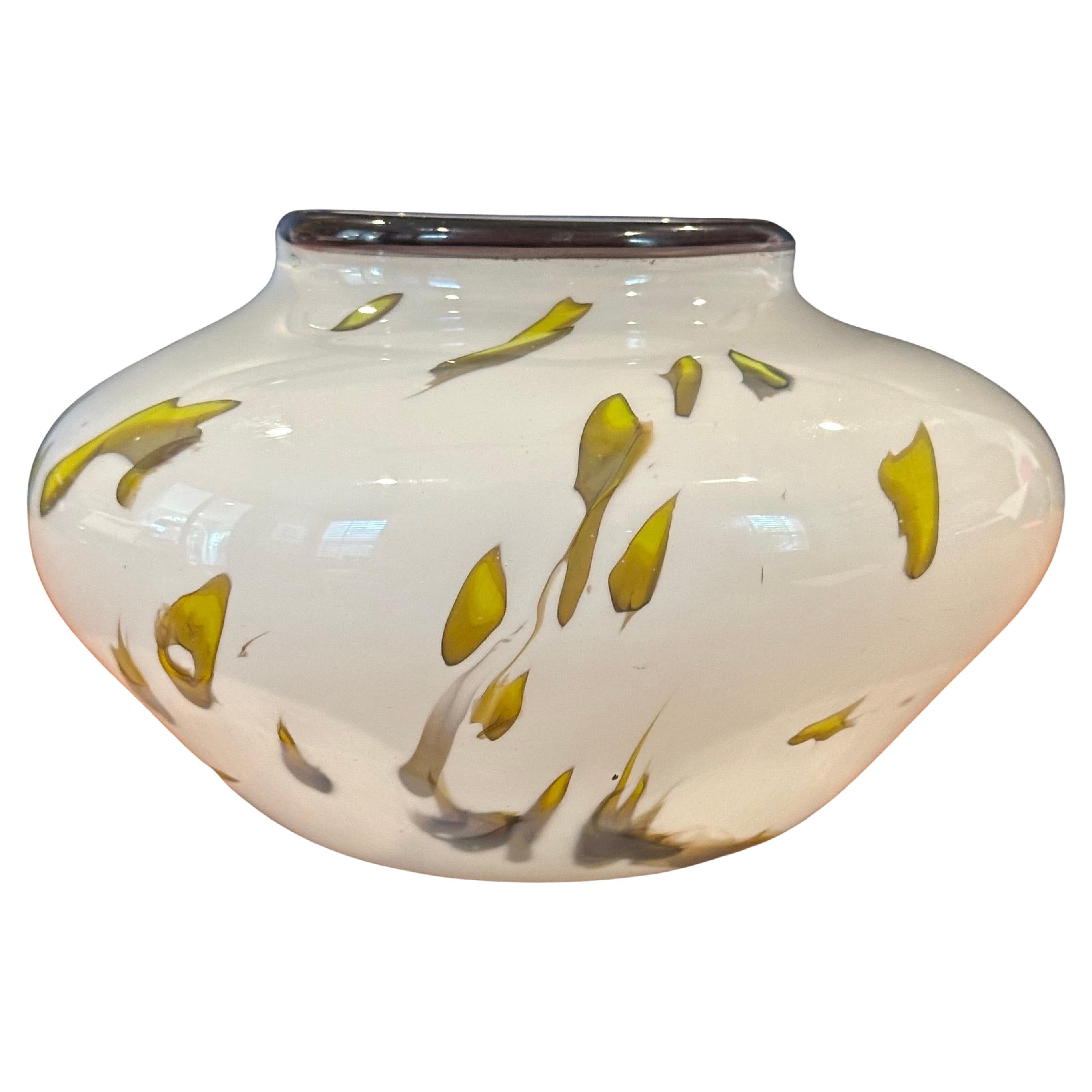 Wunderschöne Vase aus Kunstglas von Adam Kaser, ca. 1990er Jahre. Diese sehr gut ausgeführt und bunte Vase ist in sehr gutem Vintage-Zustand ohne Chips Risse oder Kratzer und misst 7 