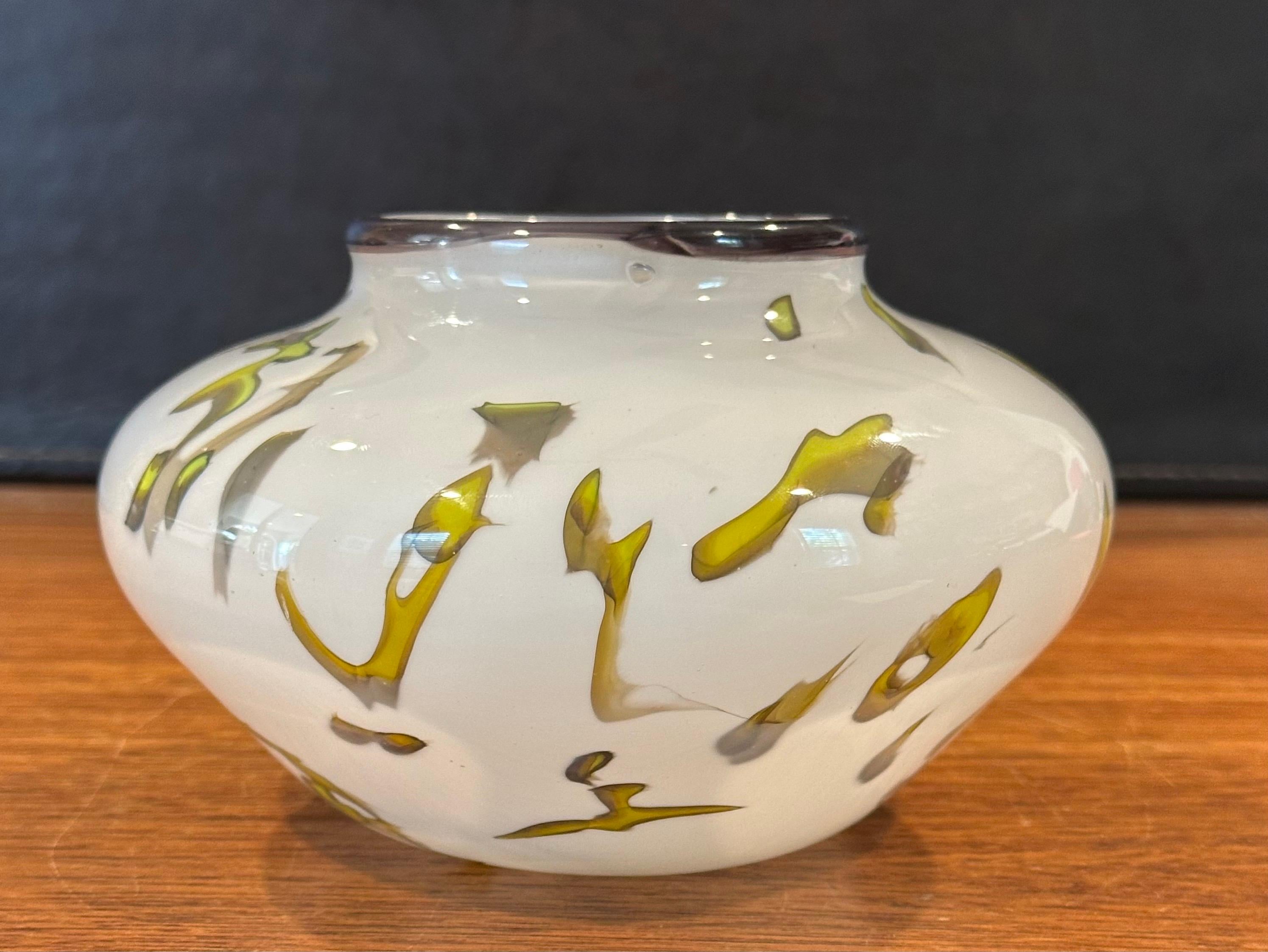Wunderschöne Vase aus Kunstglas von Adam Kaser (20. Jahrhundert) im Angebot