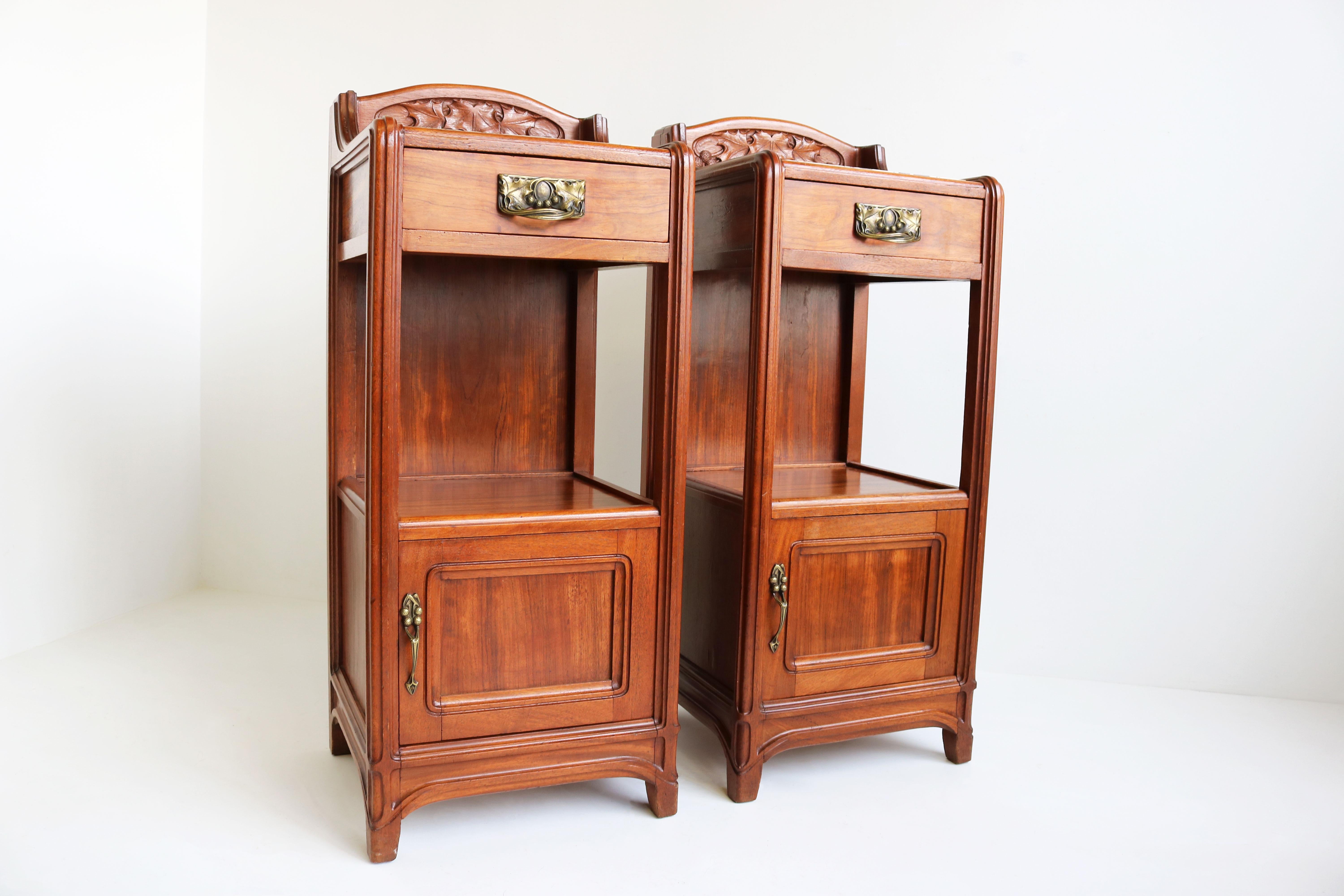 Preciosa pareja de mesillas de noche antiguas Art Nouveau / Art Déco Paul Alexandre Dumas Tallado en venta