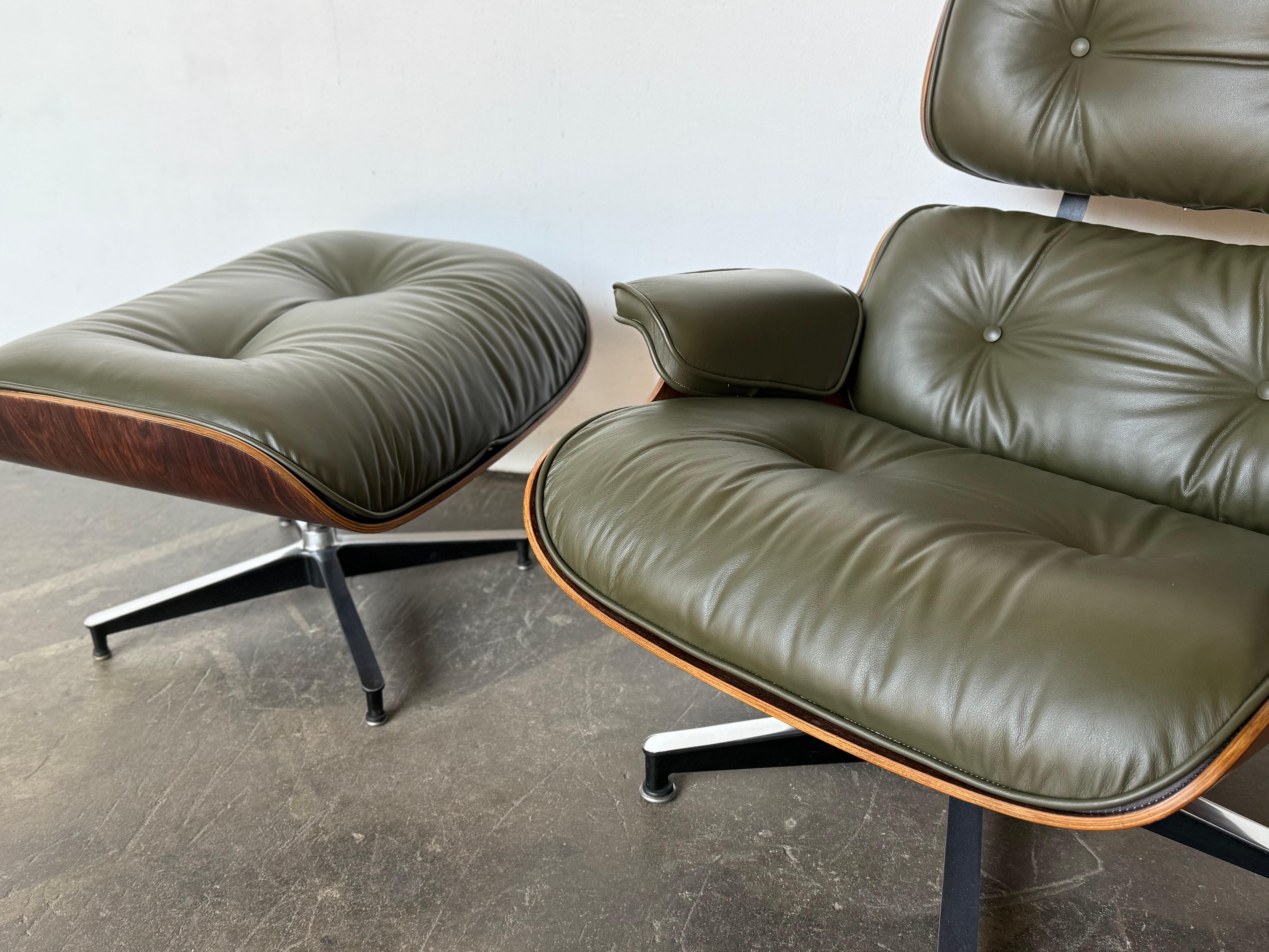 Wunderschöner Avocado Eames-Loungesessel und Ottomane im Angebot 3