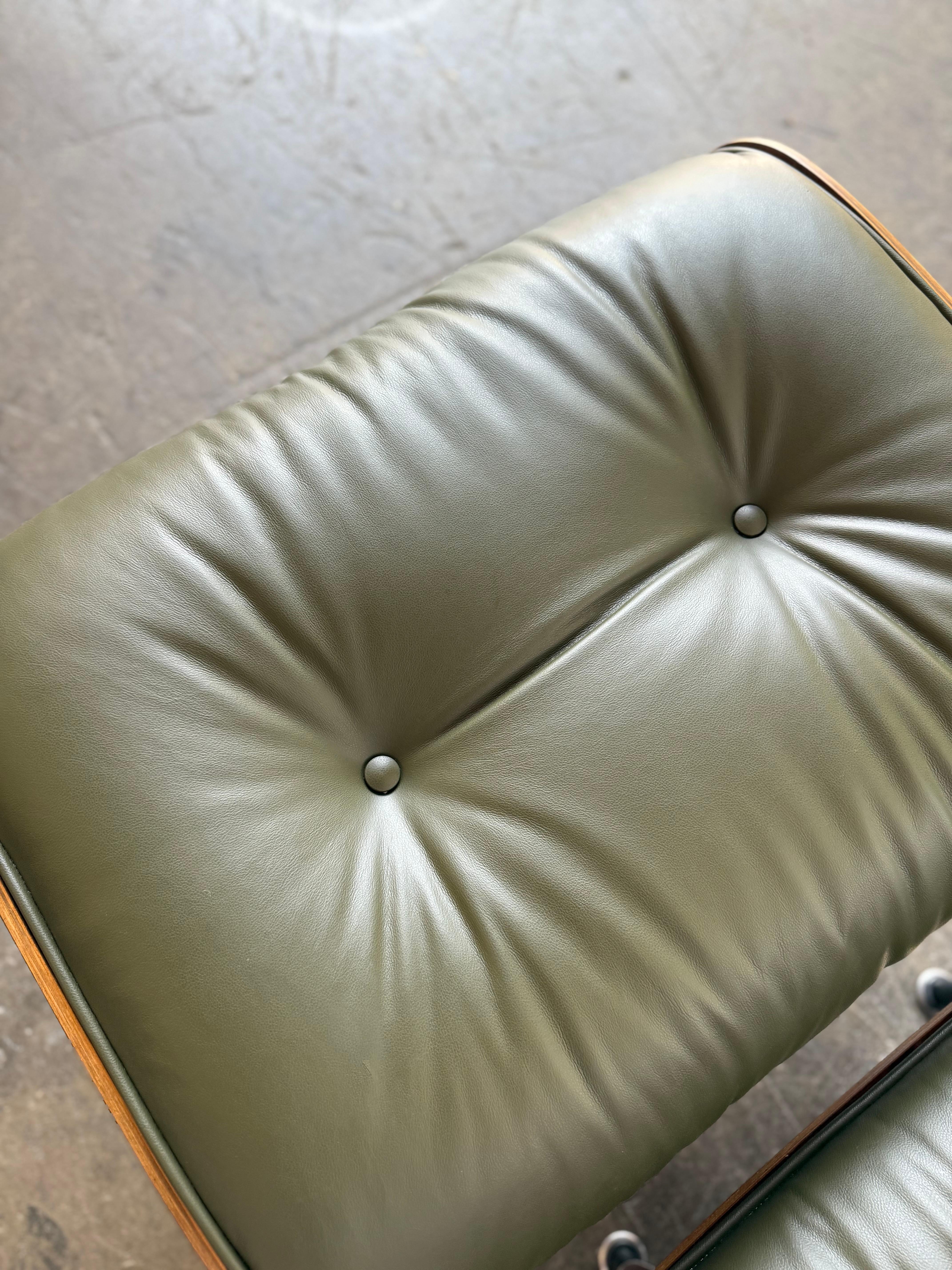Wunderschöner Avocado Eames-Loungesessel und Ottomane im Angebot 8