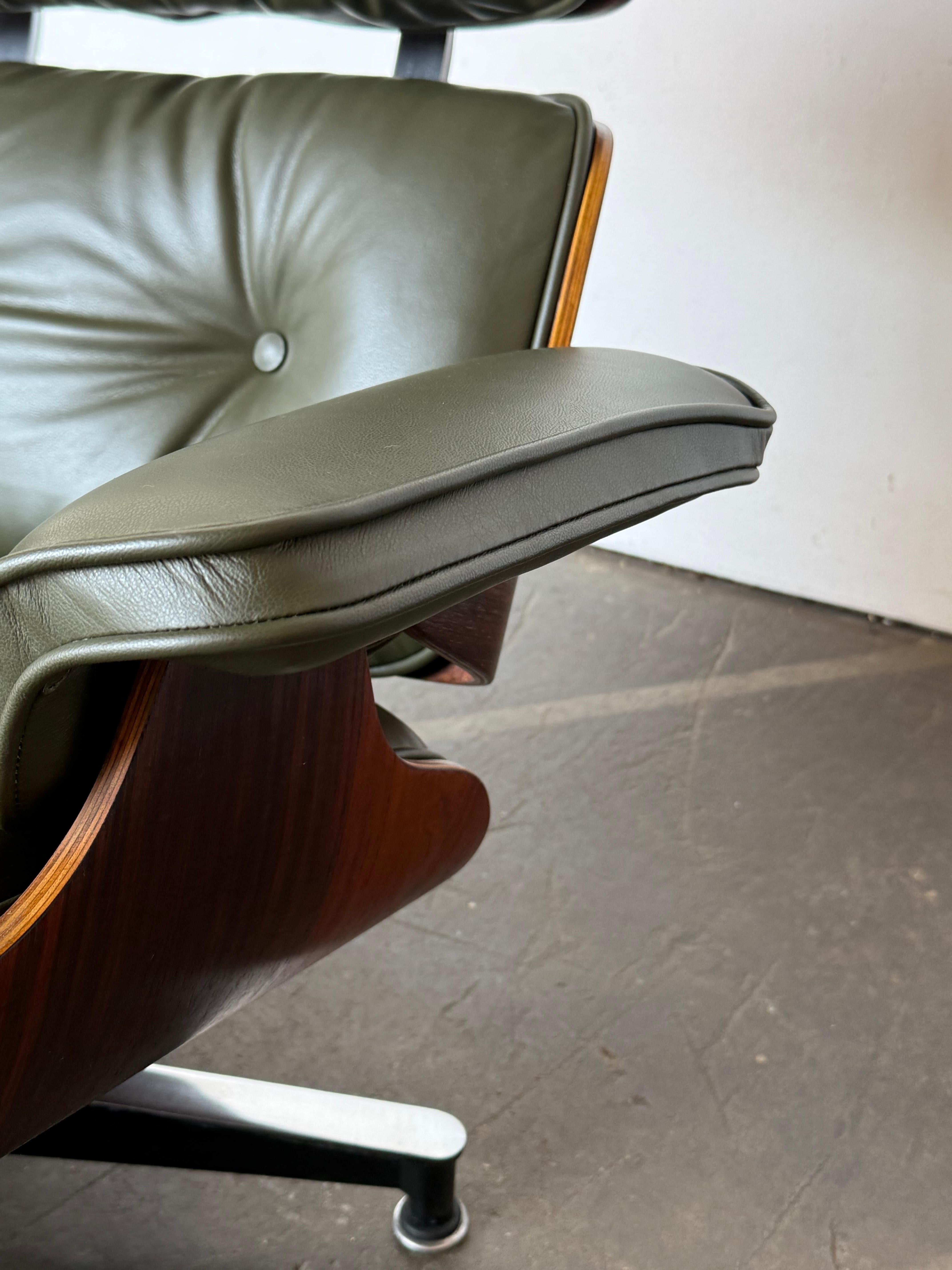Wunderschöner Avocado Eames-Loungesessel und Ottomane im Angebot 12