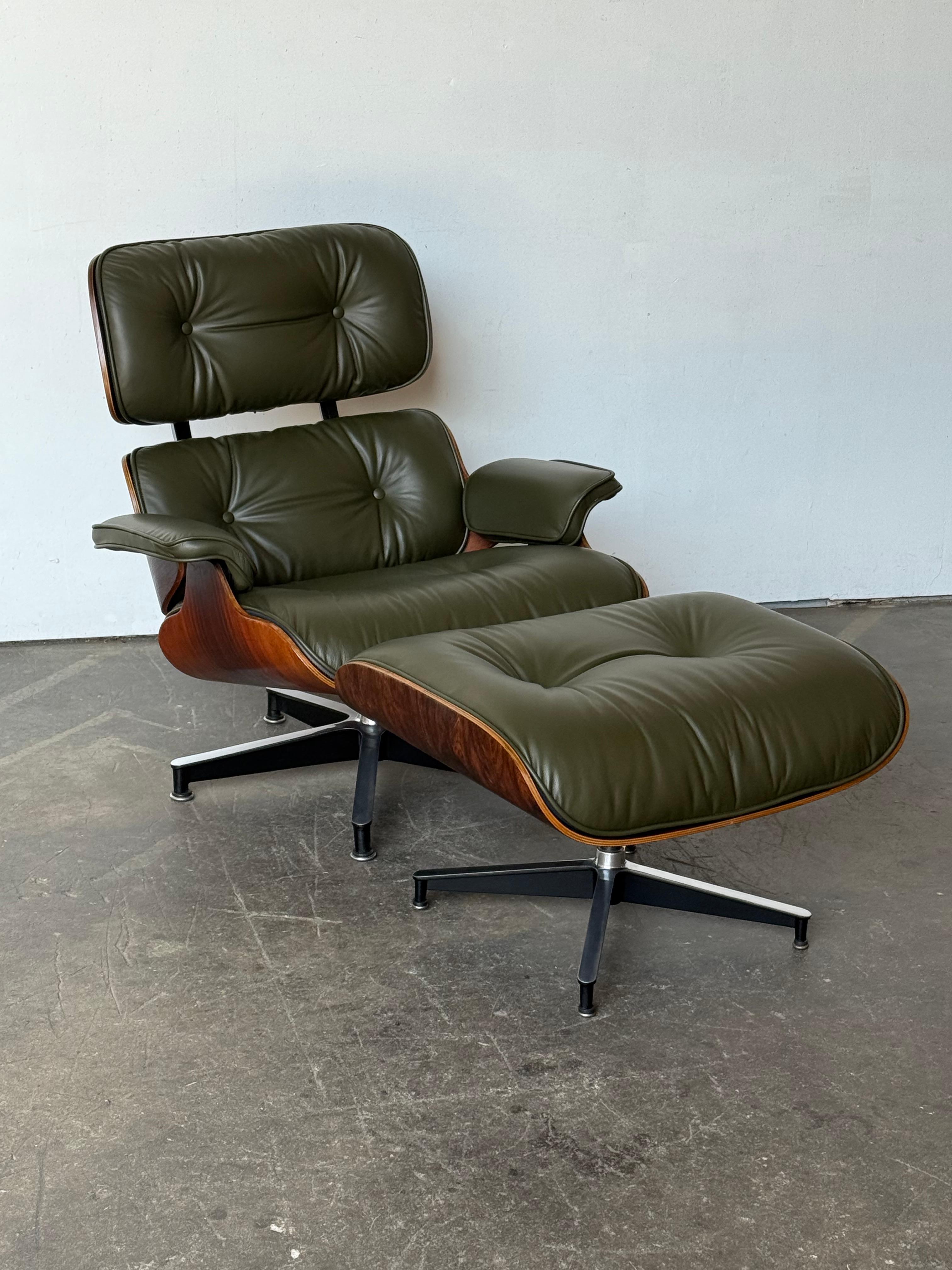 Eine Farbe, die man nicht oft sieht! Ein klassischer Eames-Loungesessel mit Ottomane aus Holz und Metall im Vintage-Stil, ausgestattet mit brandneuen Lederkissen im Avocado-Ton. 3-4 Wochen Produktionszeit. Signiert und garantiert authentisch Herman