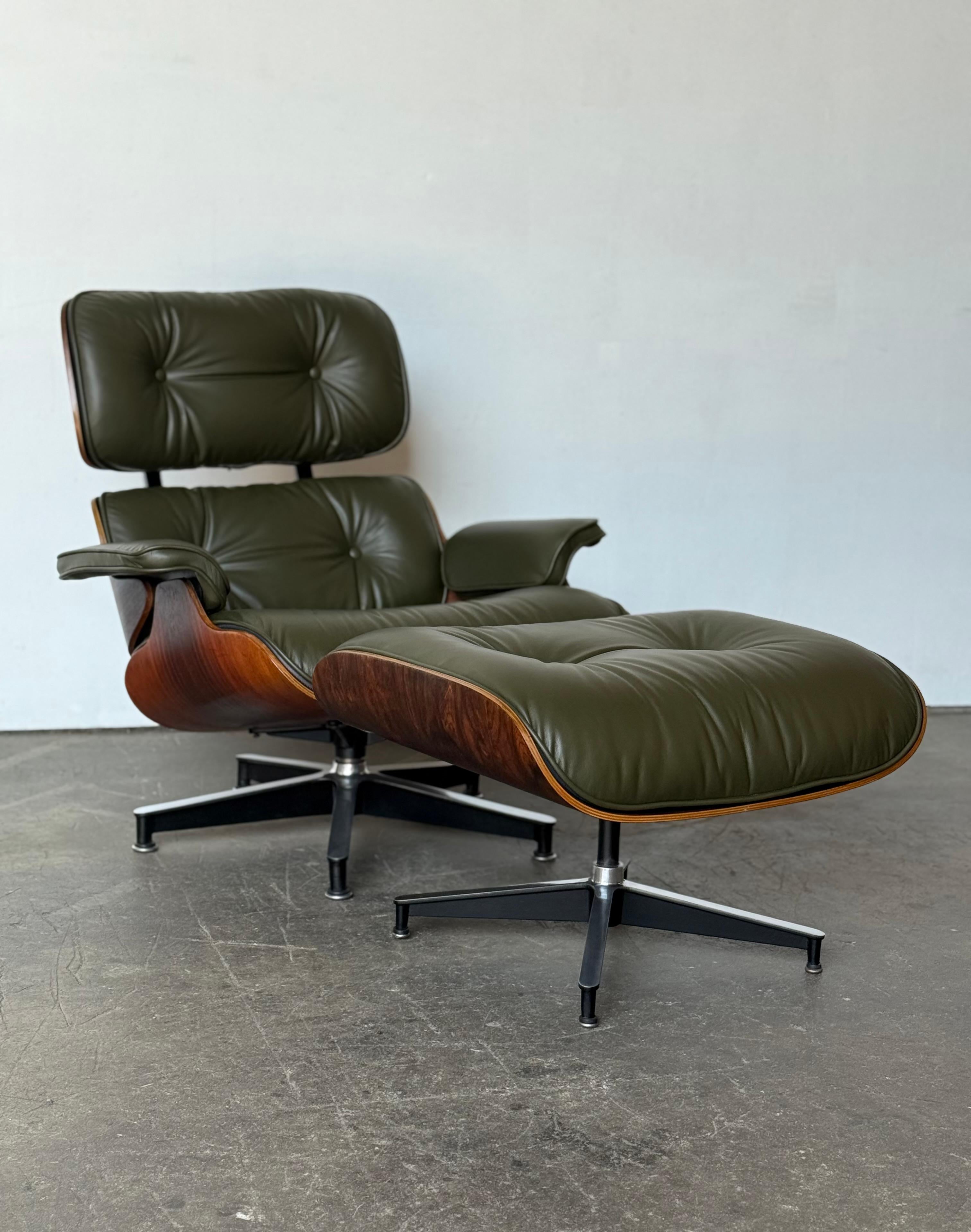 Wunderschöner Avocado Eames-Loungesessel und Ottomane (Moderne der Mitte des Jahrhunderts) im Angebot