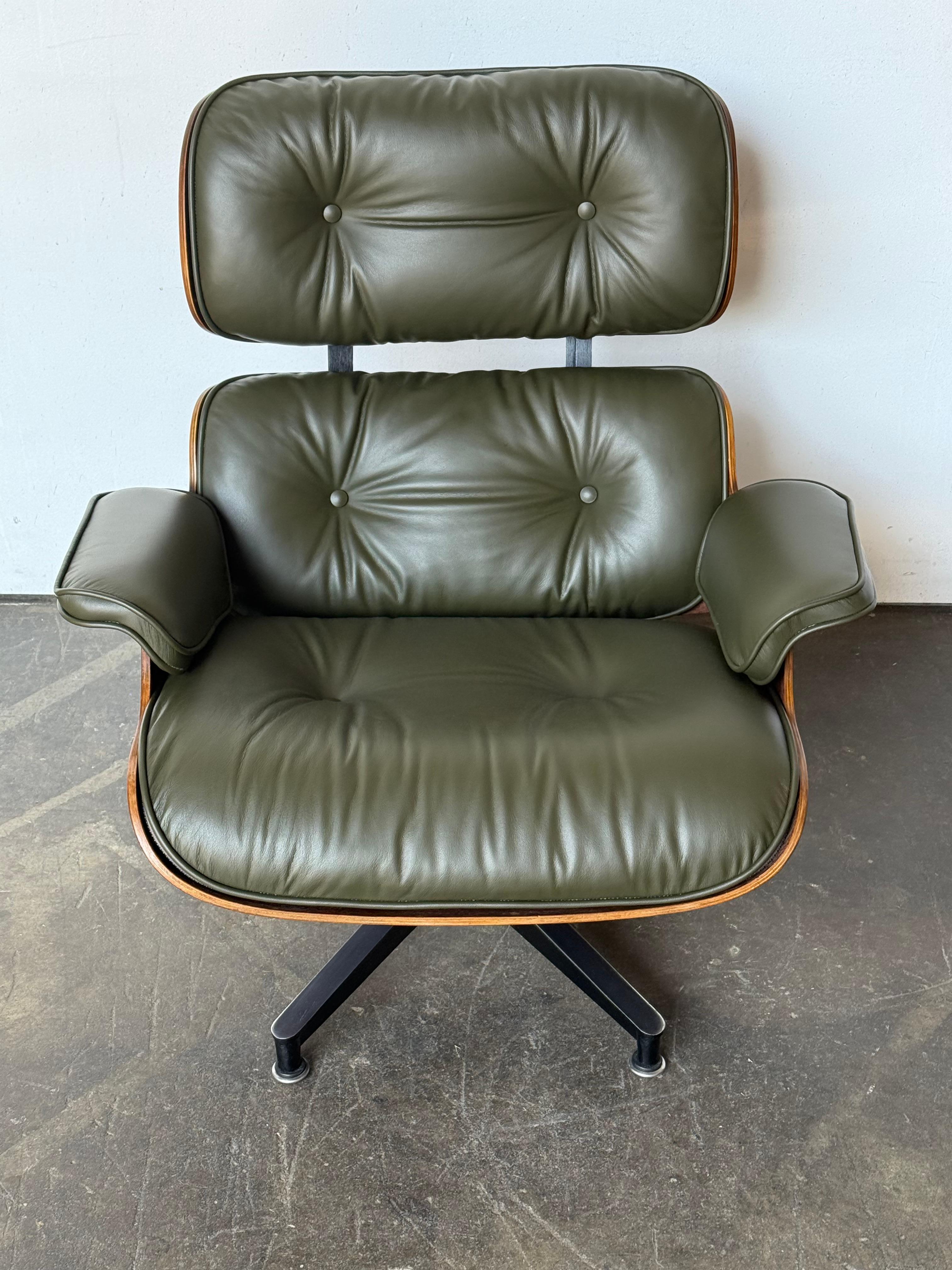 Wunderschöner Avocado Eames-Loungesessel und Ottomane (amerikanisch) im Angebot