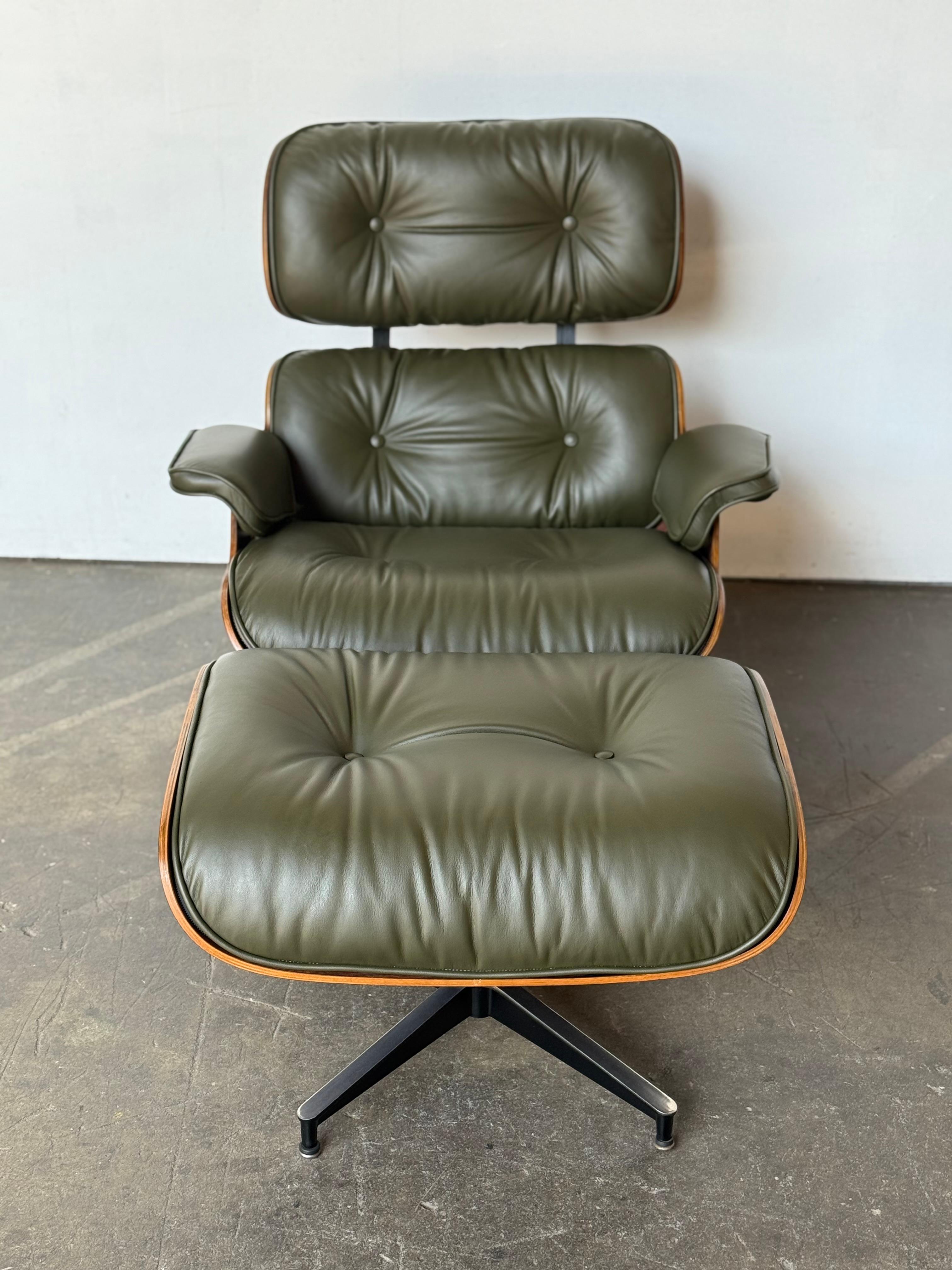 Wunderschöner Avocado Eames-Loungesessel und Ottomane (20. Jahrhundert) im Angebot
