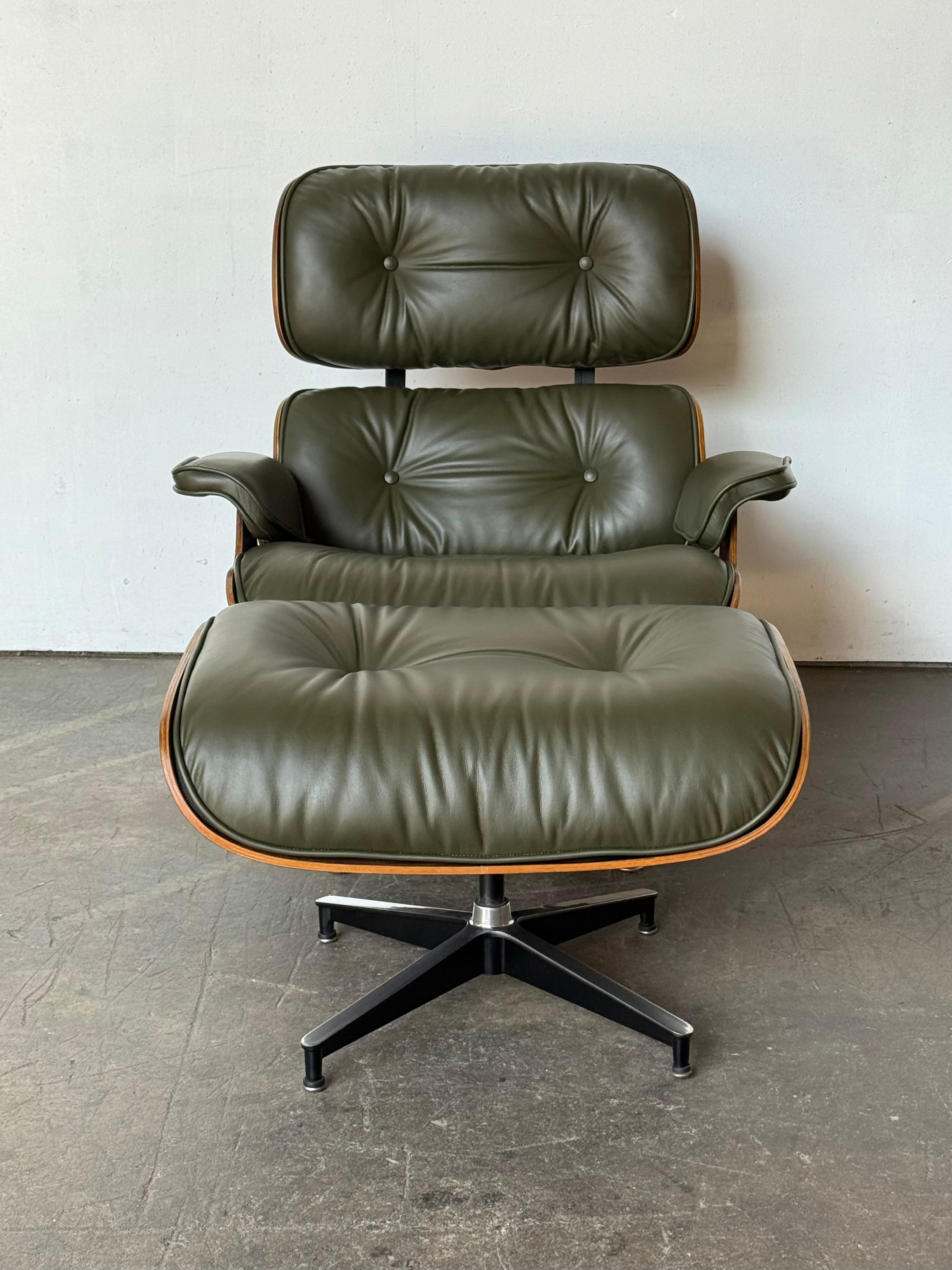 Wunderschöner Avocado Eames-Loungesessel und Ottomane (Leder) im Angebot