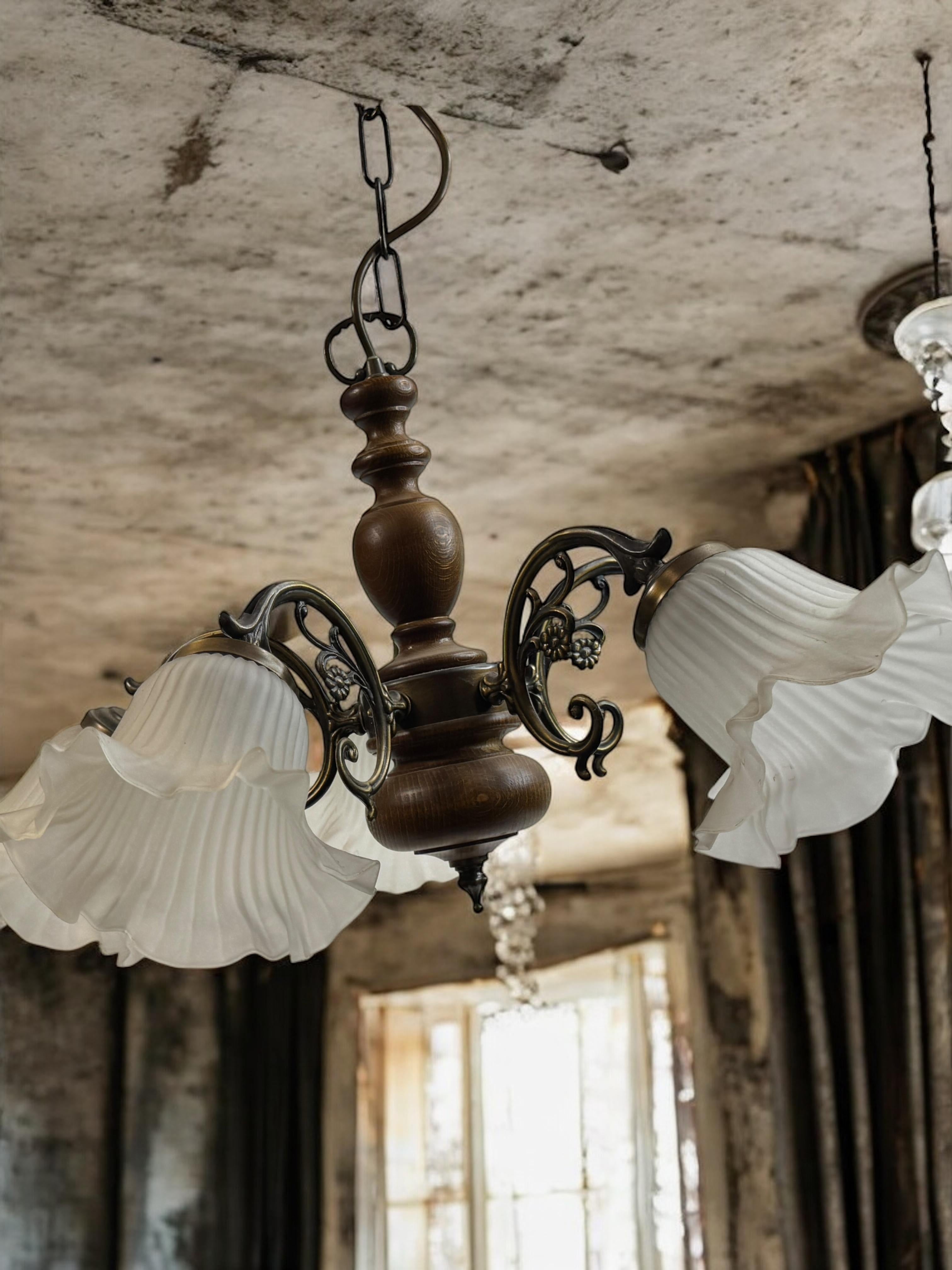 Preciosa lámpara de araña belga de cinco luces, madera de tole, metal y cristal, años 70 en venta 5