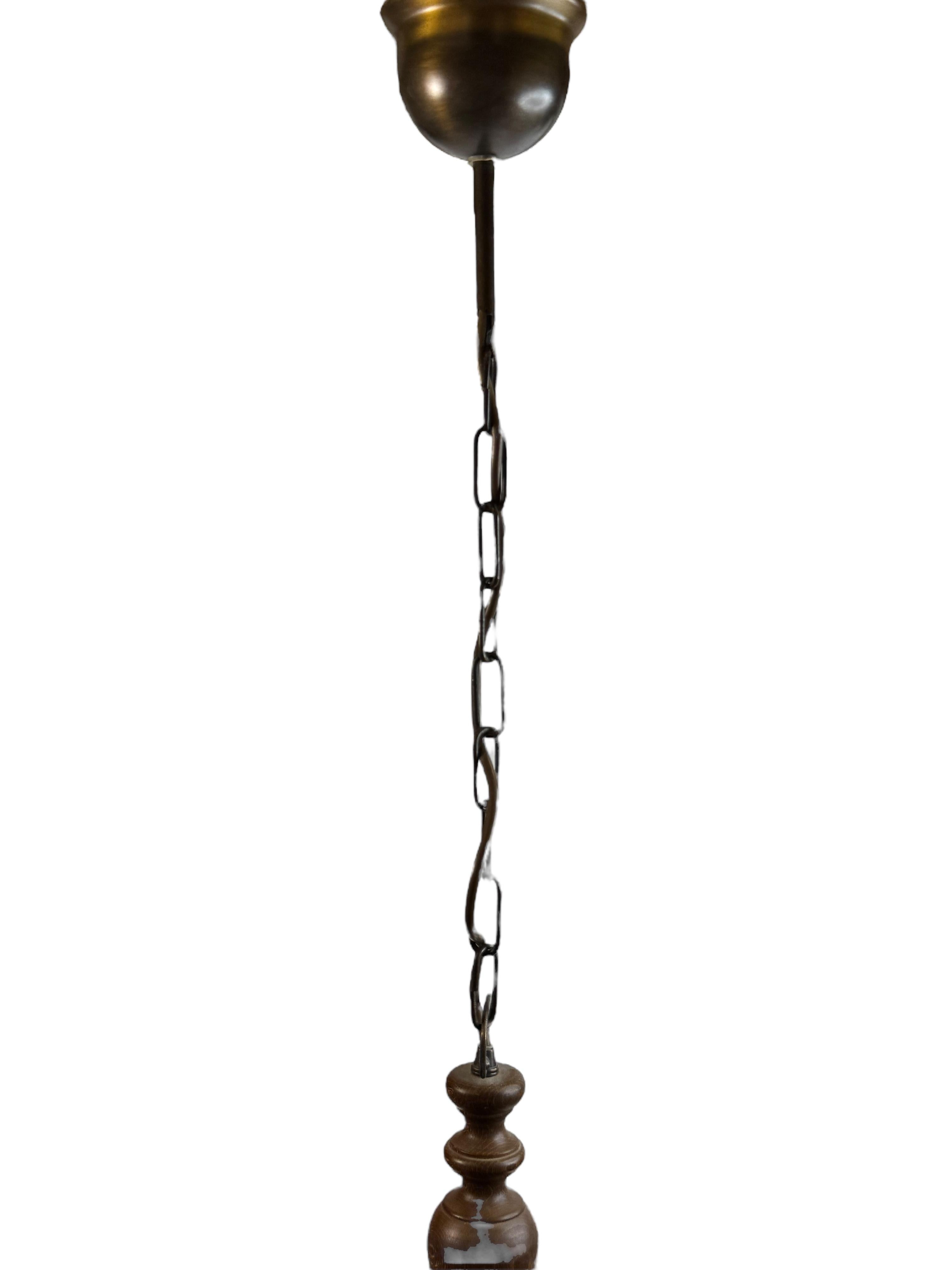 Preciosa lámpara de araña belga de cinco luces, madera de tole, metal y cristal, años 70 en venta 1