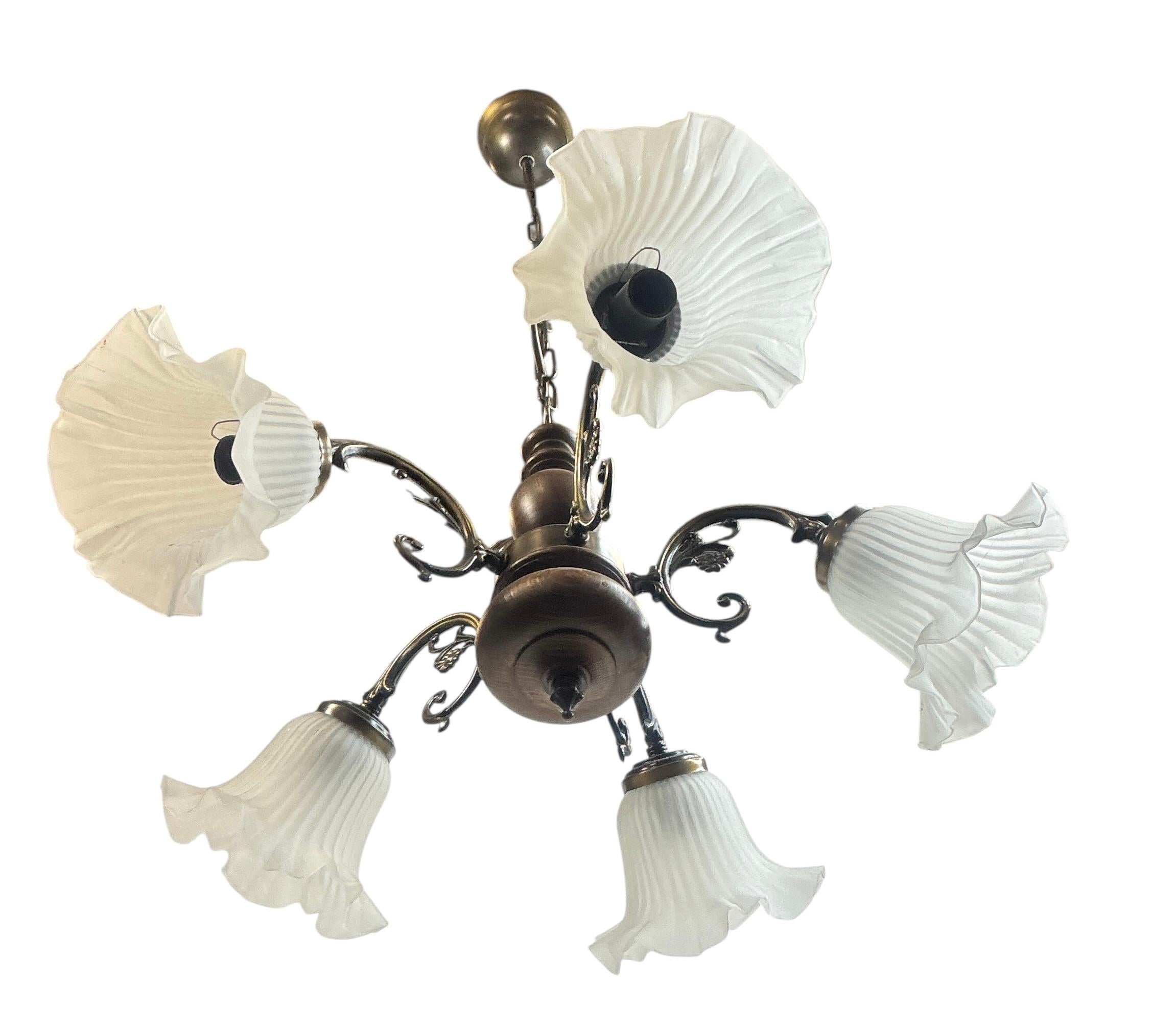 Preciosa lámpara de araña belga de cinco luces, madera de tole, metal y cristal, años 70 en venta 2