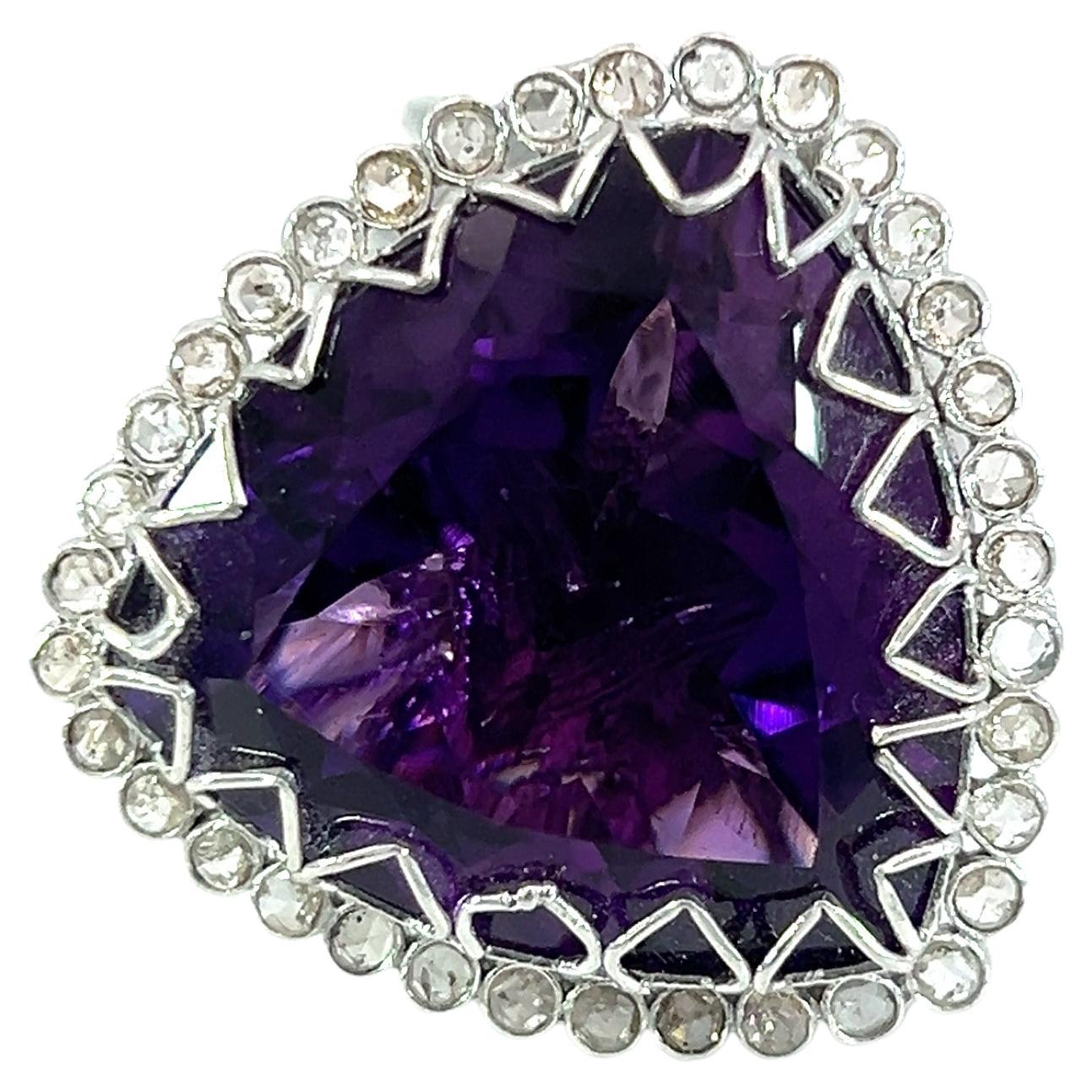 Wunderschöner großer Ring mit natürlichem Amethyst und Diamanten