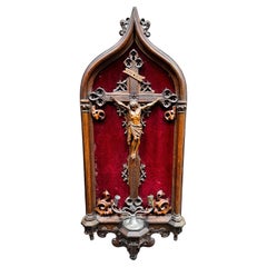 Wunderschöner antiker geschnitzter Schwarzwälder Holzschrein Christus auf Kruzifix, Kerzenständer