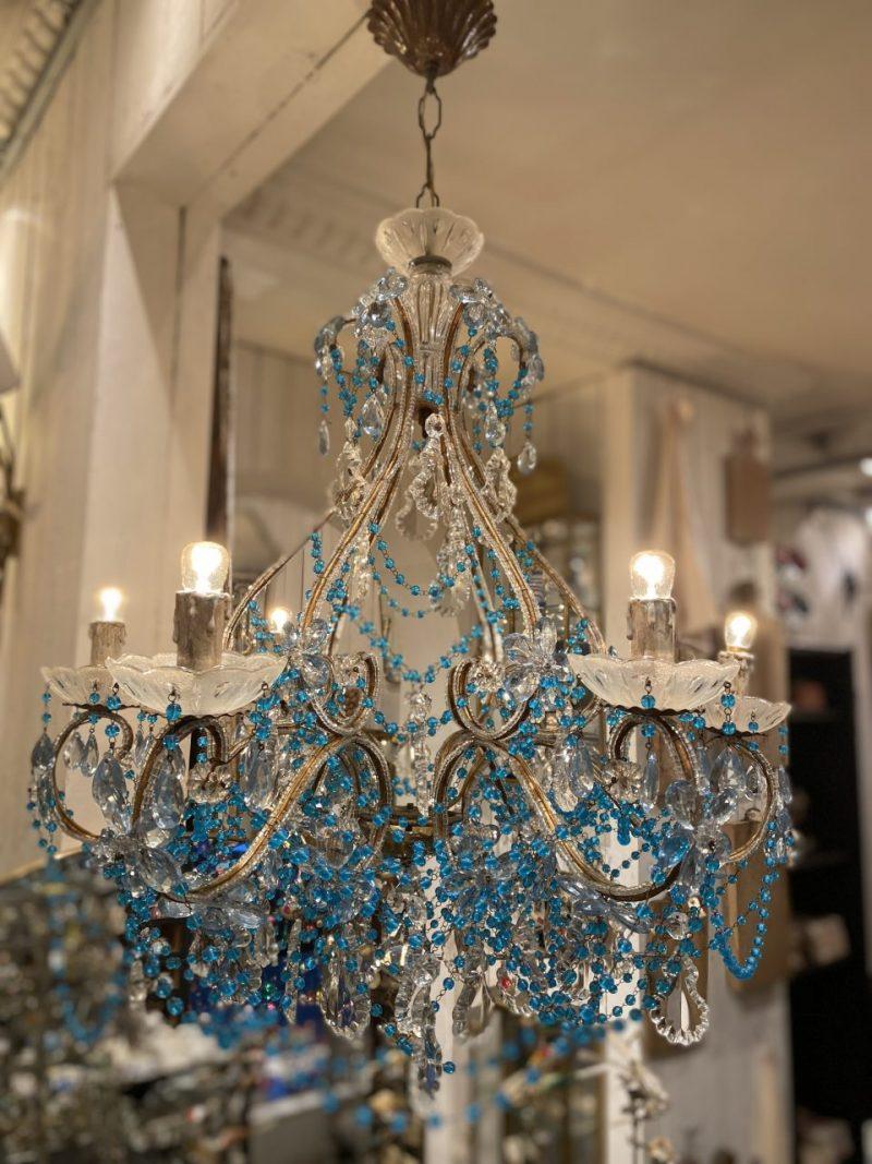 Lustre français du début du 20e siècle, attrayant, ornemental et d'ambianceUn élégant cadre en fer perlé doré, et décoré de superbes rosettes florales bleu ciel et de nombreuses vrilles de perles, chacune couverte de milliers de petites perles. 