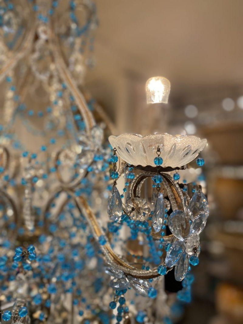 Magnifique lustre en rosette bleue et perles transparentes, France, début du 20e siècle Bon état - En vente à Copenhagen K, DK