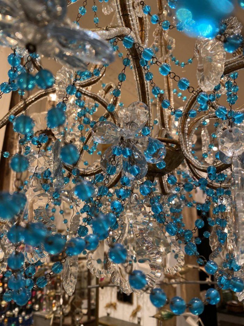 20ième siècle Magnifique lustre en rosette bleue et perles transparentes, France, début du 20e siècle en vente