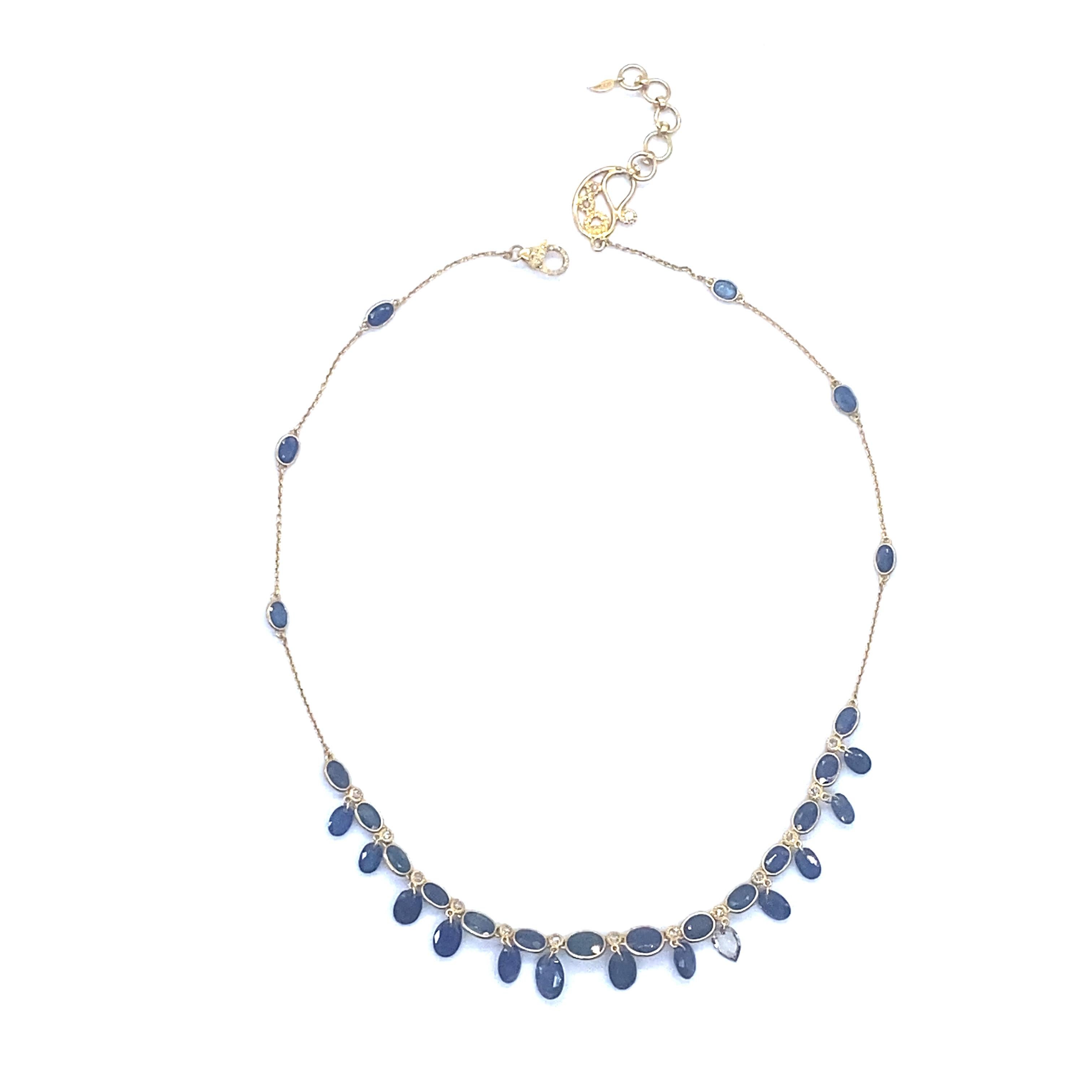 Einzigartige Affinity-Halskette aus 20 Karat Gelbgold mit 19,63 Karat blauem Saphir und 1,08 Karat Diamanten im Rosenschliff. Dieses Design weist blaue Saphire und Diamanten in den Zwischenräumen zwischen den einzelnen Tropfen auf.