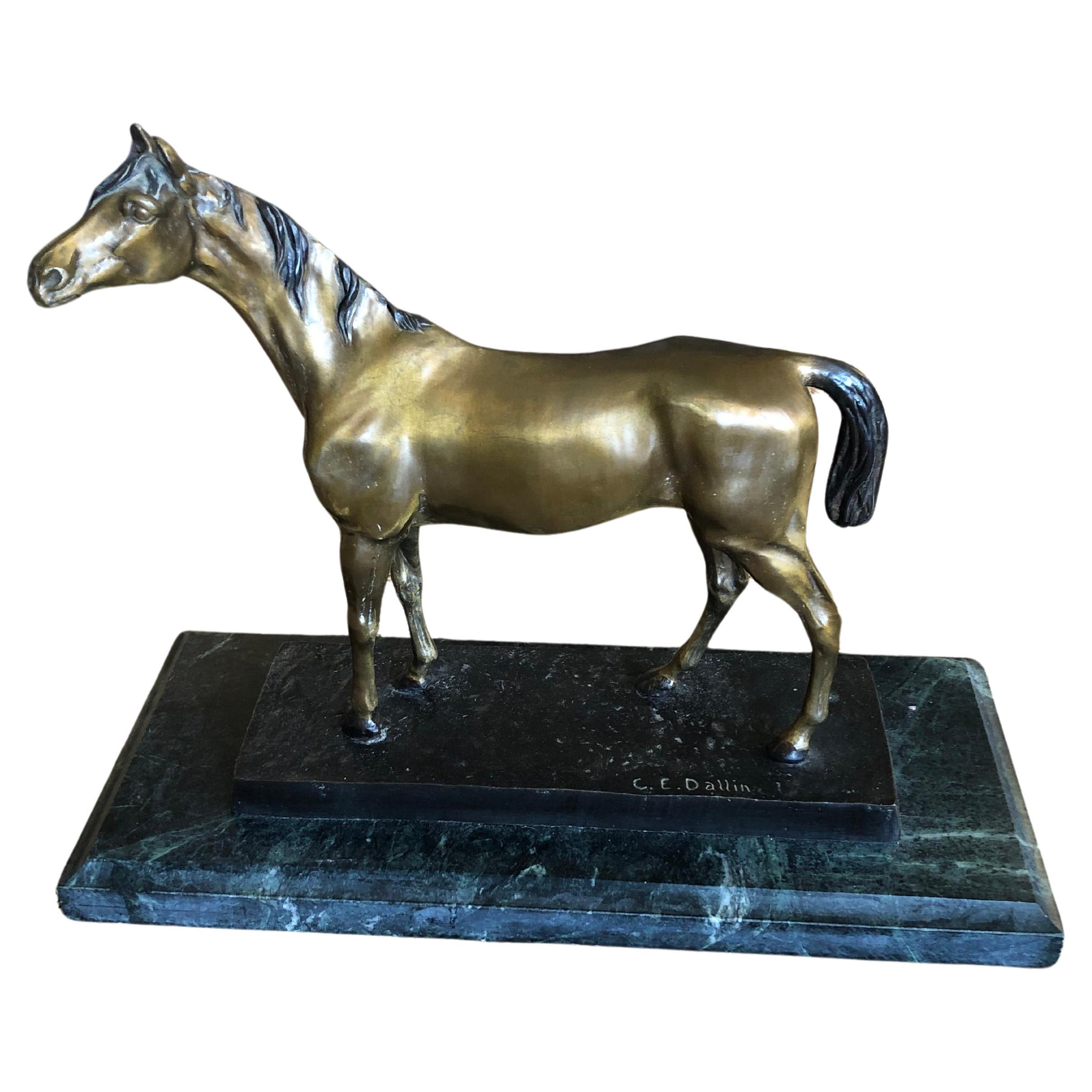 Wunderschöne Pferdeskulptur aus Bronze auf grünem Marmorsockel von Cyrus Dallin im Angebot