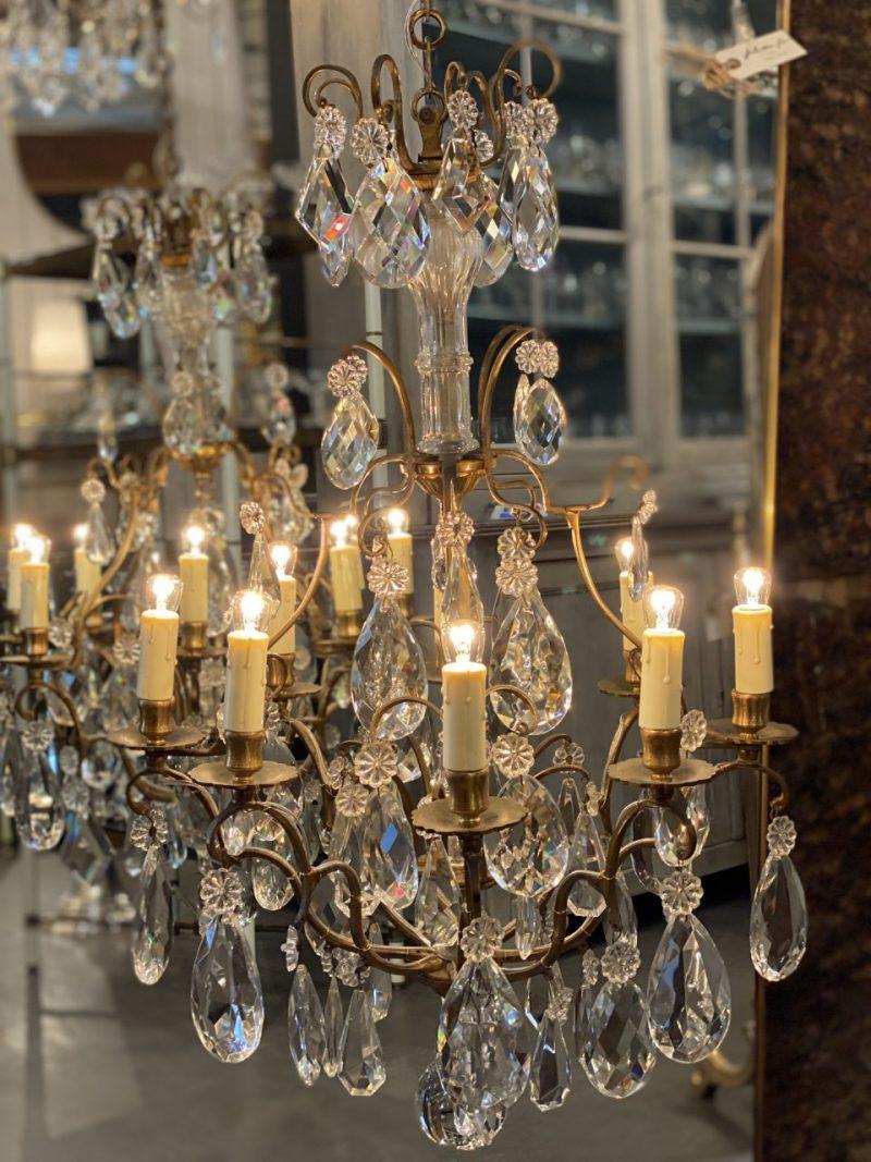 Eye-catching and wonderful chandelier, from France circa 1900, with varying sizes of beautiful faceted prisms.

The frame is formed in quality gilded bronze, with 8 light pipes and a globe at the base.

A harmoniously structured chandelier for your